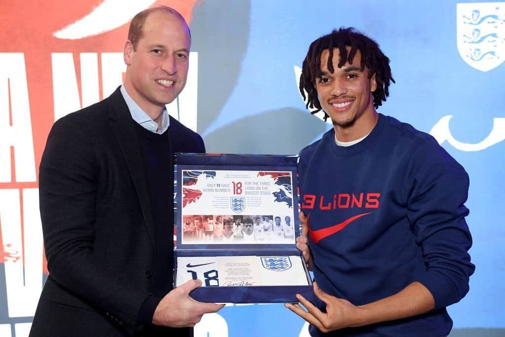 トレント・アレクサンダー＝アーノルドのインスタグラム：「Meet England’s number 18 for the World Cup. 🔴 Trent receiving his World Cup shirt from the prince of wales. (14-11-2022) 🔴📷: @eddiekeoghphotos 🔴 @trentarnold66 🔴   Tags ignore: #trentarnold #TAA66 #team66 #trentalexanderarnold #team66 #trentalexander  #milner #hendo #gerrard #diogojota #liverpool #lfc #salah #mane #firmino #robertson #vandijk #keita  #chamberlain #aoc #thiago #matip #gomez  #tsimikas #football  #l4l #f4f #lfl #like4likes」