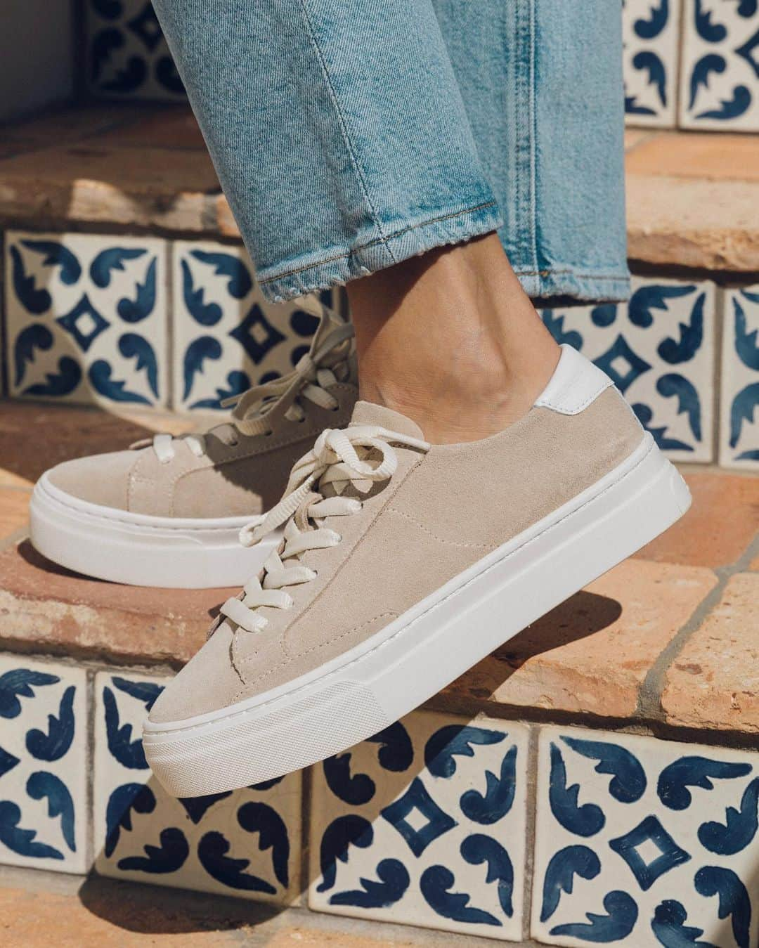 ソルドスのインスタグラム：「The Perfect Neutral Platform Sneaker.  Our Ibiza Platform in Sand Suede 🙌  #sneakers #fallfashion #fallstyle」