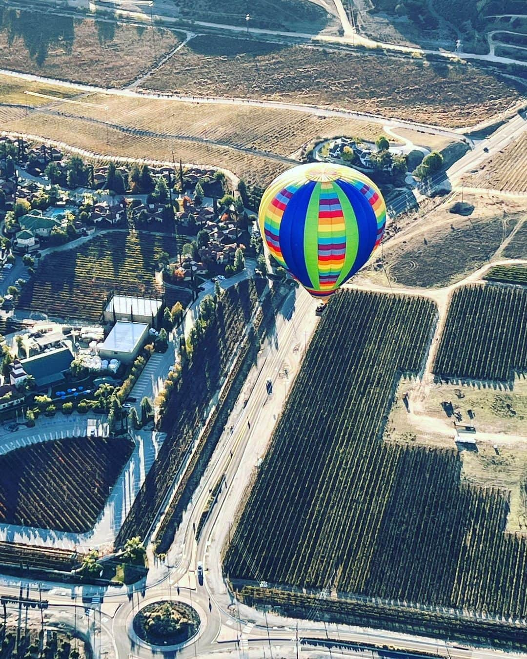 カリフォルニアスタイルさんのインスタグラム写真 - (カリフォルニアスタイルInstagram)「So-Cal 内陸の町Temecula。 素敵な街並みのOldtownやワイナリーも魅力だけど、HOT AIR BALOON(熱気球)のメッカでもあったりする。 巧みに風を読んで高度を調整しながら、Landing Pointに向かうPilotのテクニックに脱帽‼️  @love_tourism_pr  @visitcalifornia  https://www.facebook.com/VisitCaliforniaJapan #californiastyle #california #socal #temecula #visitcalifornia #カリフォルニアスタイル #カリフォルニア #lightningmagazine #lightningjapan」11月16日 3時26分 - cal__style