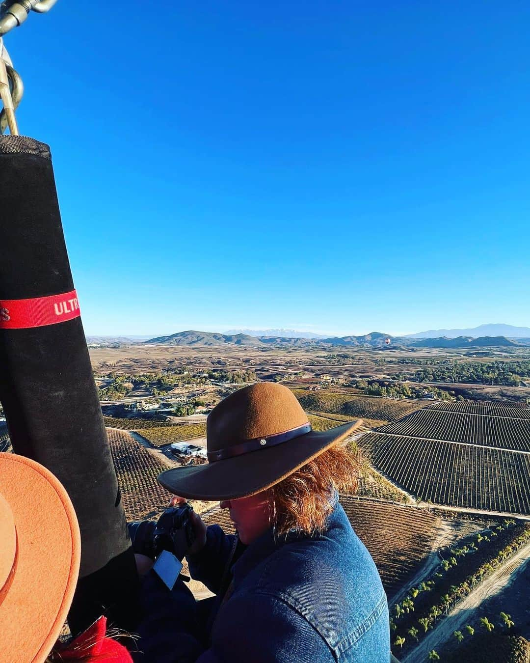 カリフォルニアスタイルさんのインスタグラム写真 - (カリフォルニアスタイルInstagram)「So-Cal 内陸の町Temecula。 素敵な街並みのOldtownやワイナリーも魅力だけど、HOT AIR BALOON(熱気球)のメッカでもあったりする。 巧みに風を読んで高度を調整しながら、Landing Pointに向かうPilotのテクニックに脱帽‼️  @love_tourism_pr  @visitcalifornia  https://www.facebook.com/VisitCaliforniaJapan #californiastyle #california #socal #temecula #visitcalifornia #カリフォルニアスタイル #カリフォルニア #lightningmagazine #lightningjapan」11月16日 3時26分 - cal__style