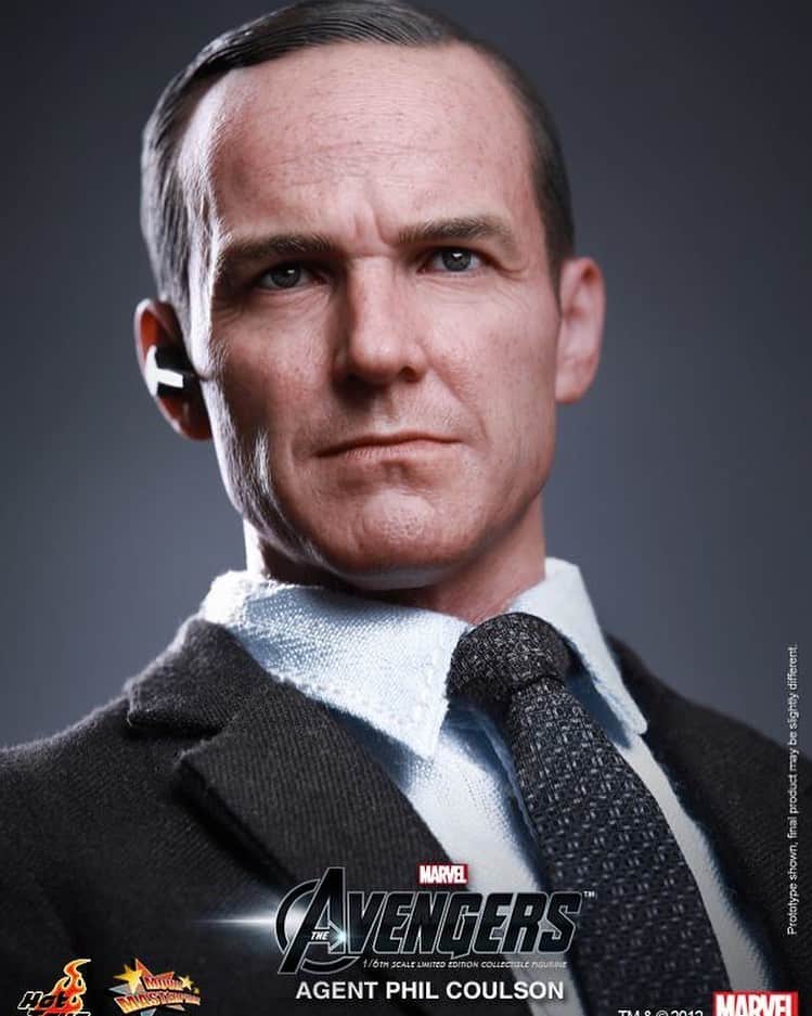 クラーク・グレッグのインスタグラム：「Ten years ago today. I need a new one that’s a little beat up. #coulsonlives」