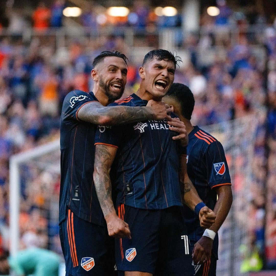 ジェフ・キャメロンさんのインスタグラム写真 - (ジェフ・キャメロンInstagram)「Thank you to @fccincinnati ownership and staff for bringing me back stateside from across the pond! My family and I appreciate the warm welcome this city gave us. We always say, Cincinnati is a sleeper city with some of the kindest people we’ve ever come across. So, thank you to this city, the friends we made along the way and especially to the fans. It was a pleasure fighting for you week in and week out for the last two seasons. And, a special thank you to my homies on the staff who work tirelessly to keep the club functioning and are always putting smiles on the lad’s faces! You’re often the ones who don’t get the glory or thanked enough but are the heart and soul of the club and what keeps it all going. Thank you 🙏🏼! Onto the next chapter…age ain’t nothin’ but a number!」11月16日 4時40分 - geoffcameron