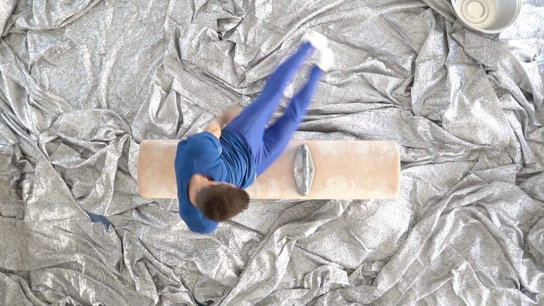 ニューヨーク近代美術館のインスタグラム：「How does music influence—or dominate, even—our understanding of photography?   Wolfgang Tillmans has long been deeply engaged with music as a musician and a documentarian, exploring its cultural significance and the listening experience, and creating images of raves, clubs, and dance parties (including a video of himself dancing).   In his current exhibition, @wolfgang_tillmans presents his first full-length album, “Moon in Earthlight.” Produced primarily during the COVID-19 pandemic, when live music was rare, the album is centered on the performative nature of music and its role in bringing people together.   Meditate on music and photography in Wolfgang Tillmans: #ToLookWithoutFear, now on view.  — #WolfgangTillmans. “Moon in Earthlight” (excerpt). 2021. Video courtesy of the artist, David Zwirner, New York / Hong Kong, Galerie Buchholz, Berlin / Cologne, Maureen Paley, London」