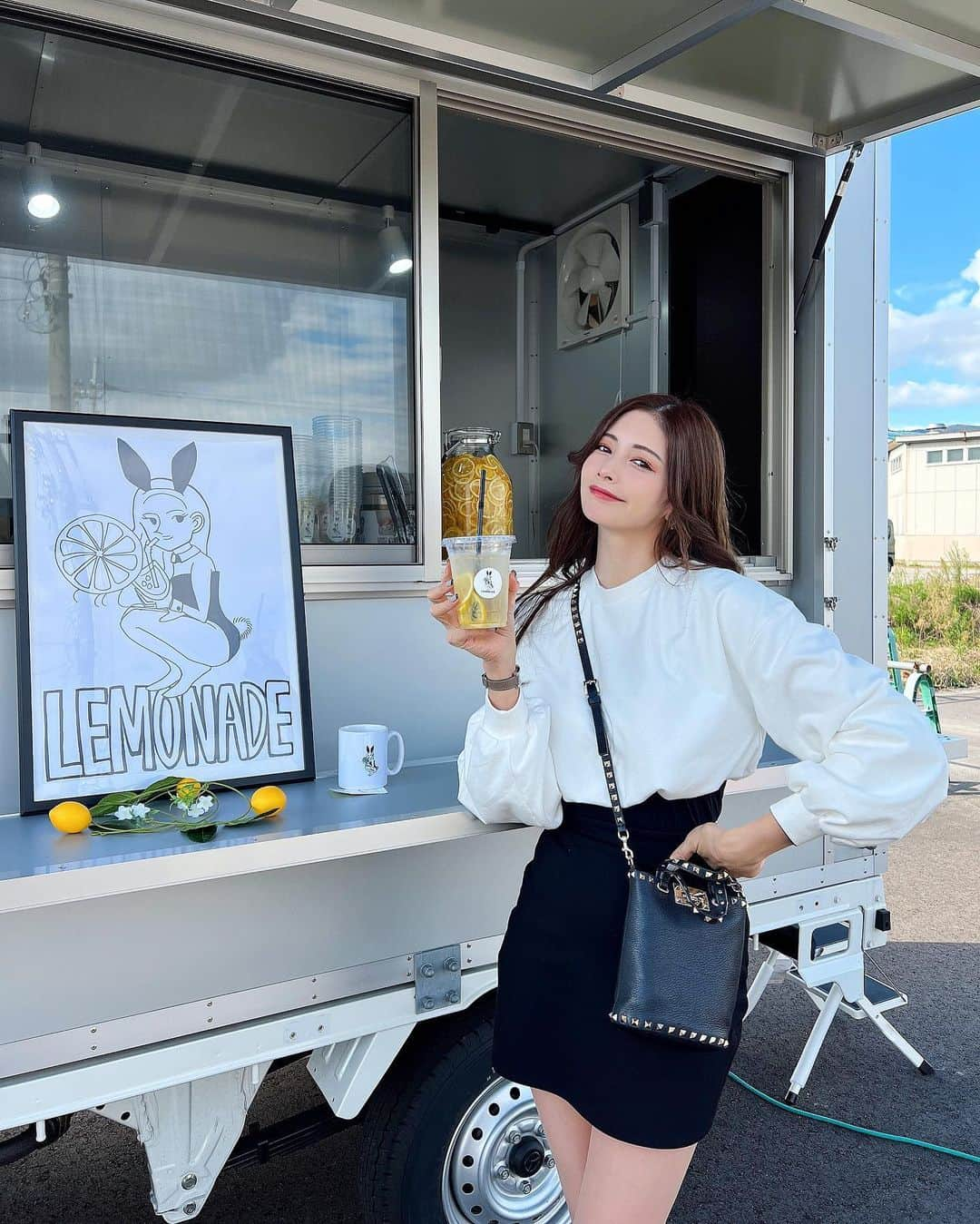 得あゆさんのインスタグラム写真 - (得あゆInstagram)「1日限定🍋レモネード屋さん本当に楽しかった！ @noseartgarage_toyama @tokunokk  イベントお疲れ様でした！ 参加できて嬉しかったです🥹 (また詳しく載せます❤️)  レモネード屋さん🍋飲みに来て下さった方、会いに来て下さった皆様、本当にありがとうございました！ お陰様で午後には完売してしまいました😩✨ とても良い経験になりました！！！！  皆さんと会えた事、私の人生の活力になります🔥 もっともっとこれから頑張っていきます！ これからもどうぞよろしくお願いします🔥  #富山#イベント#得能建設工業#南砺市 ・ ・ ・ ・ ・ ・ ・ ・ ・ ・ ・ ・ ・ ・ ・ ・ ・ ・ ・ ・ ・ ・ ・ ・ ・ ・ #マルシェ#出店#富山観光#富山グルメ#富山旅行#北陸#金沢旅行#金沢観光#event#地元#道#インスタ映え#インスタ映えスポット#南砺市グルメ#子育てママ#イベント情報#イベント出店#富山県#告知#本城葵#芸術家#画家#壁画#壁画アート#レモネード#lemonade」11月1日 22時03分 - tokuayu819