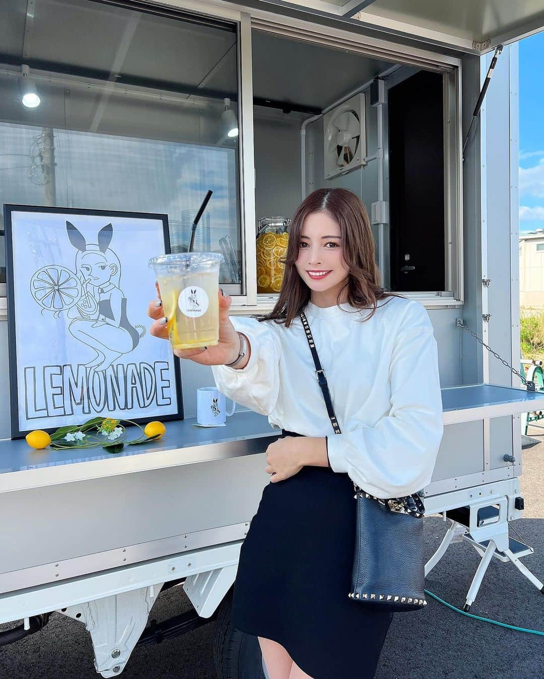 得あゆさんのインスタグラム写真 - (得あゆInstagram)「1日限定🍋レモネード屋さん本当に楽しかった！ @noseartgarage_toyama @tokunokk  イベントお疲れ様でした！ 参加できて嬉しかったです🥹 (また詳しく載せます❤️)  レモネード屋さん🍋飲みに来て下さった方、会いに来て下さった皆様、本当にありがとうございました！ お陰様で午後には完売してしまいました😩✨ とても良い経験になりました！！！！  皆さんと会えた事、私の人生の活力になります🔥 もっともっとこれから頑張っていきます！ これからもどうぞよろしくお願いします🔥  #富山#イベント#得能建設工業#南砺市 ・ ・ ・ ・ ・ ・ ・ ・ ・ ・ ・ ・ ・ ・ ・ ・ ・ ・ ・ ・ ・ ・ ・ ・ ・ ・ #マルシェ#出店#富山観光#富山グルメ#富山旅行#北陸#金沢旅行#金沢観光#event#地元#道#インスタ映え#インスタ映えスポット#南砺市グルメ#子育てママ#イベント情報#イベント出店#富山県#告知#本城葵#芸術家#画家#壁画#壁画アート#レモネード#lemonade」11月1日 22時03分 - tokuayu819