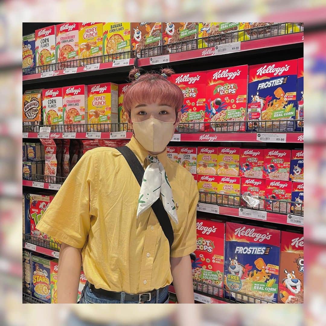 のインスタグラム：「もう今年も残り2ヶ月！？ はやっ！！！でもみんなに会えるの ちょーーーたのしみっ！！！ あ！きいてよ！みんな！今日さ！ お風呂入ったときボディーソープで 髪の毛洗ってしまったさいあくぅううう！！まあ！！こんな事もあるか✌️ （髪の毛ギッシギッシになったw） 明日は気をつけよっと😂 タイのスーパーで撮った写真を みんなにプレゼント🎁📸 明日も君らしく輝け💫 らびゅー！！！」