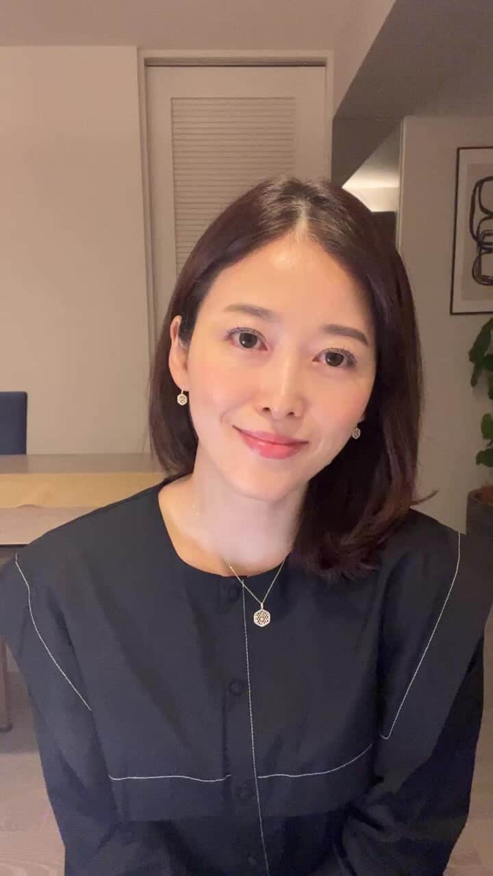 山本みらいのインスタグラム：「久々の🌙インスタライブ。  今新ブランドのWebサイトを作っているのですが、  大安吉日の今日、 ブランド名をお披露目させて頂きました！  繊細または大胆、 ときにその両方。  というテーマがありまして、 SENSAI/DAITAN(繊細/大胆)の ↓ 𝐒𝐄𝐍𝐃𝐀𝐍(センダン)  というブランド名です。 @sendan_jewelry   対極に近いところにある２つの概念がバランスよくサービスやデザインに反映できればと考えています。 . 六角モチーフのロゴは ファーストコレクションの ハニカムモチーフから。  安定やバランスを意味する六角に、 繊細と大胆さの均衡を託しています。  皆さま、これから 𝐒𝐄𝐍𝐃𝐀𝐍 𝐉𝐄𝐖𝐄𝐋𝐑𝐘  をどうぞよろしくお願いします。  @sendan_jewelry  フォロー頂ければ嬉しいです。 .  展示会11/11-13のご案内も、近日させて頂きますね♪  . . それにしても 画面の向こうの皆さんに自分の想いを伝えるのって緊張しますね！  インスタライブ史上最高に緊張した！ 選挙に出る人って、これくらい緊張するんじゃないかって、NHKの放送を思い出した！(ブランド名の紙出しながら笑) .  ライブ中のあたたかいコメント、ありがとうございました😊 @jewelry_by_mirai にいてくださる皆さんもコメントありがとうございました♪」