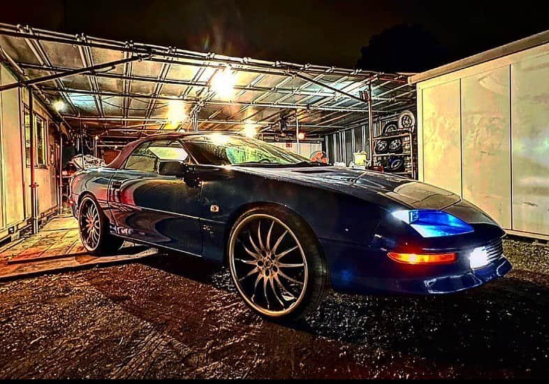 K-YOのインスタグラム：「...  ハミタイクロームより ツライチポリッシュ シンプルに街中酔わす  s/o 2 @gaya_k_254   #RIDERECORDZ #730RIDAZ #CHEVY #CAMARO #5700cc #V8 #LT1」