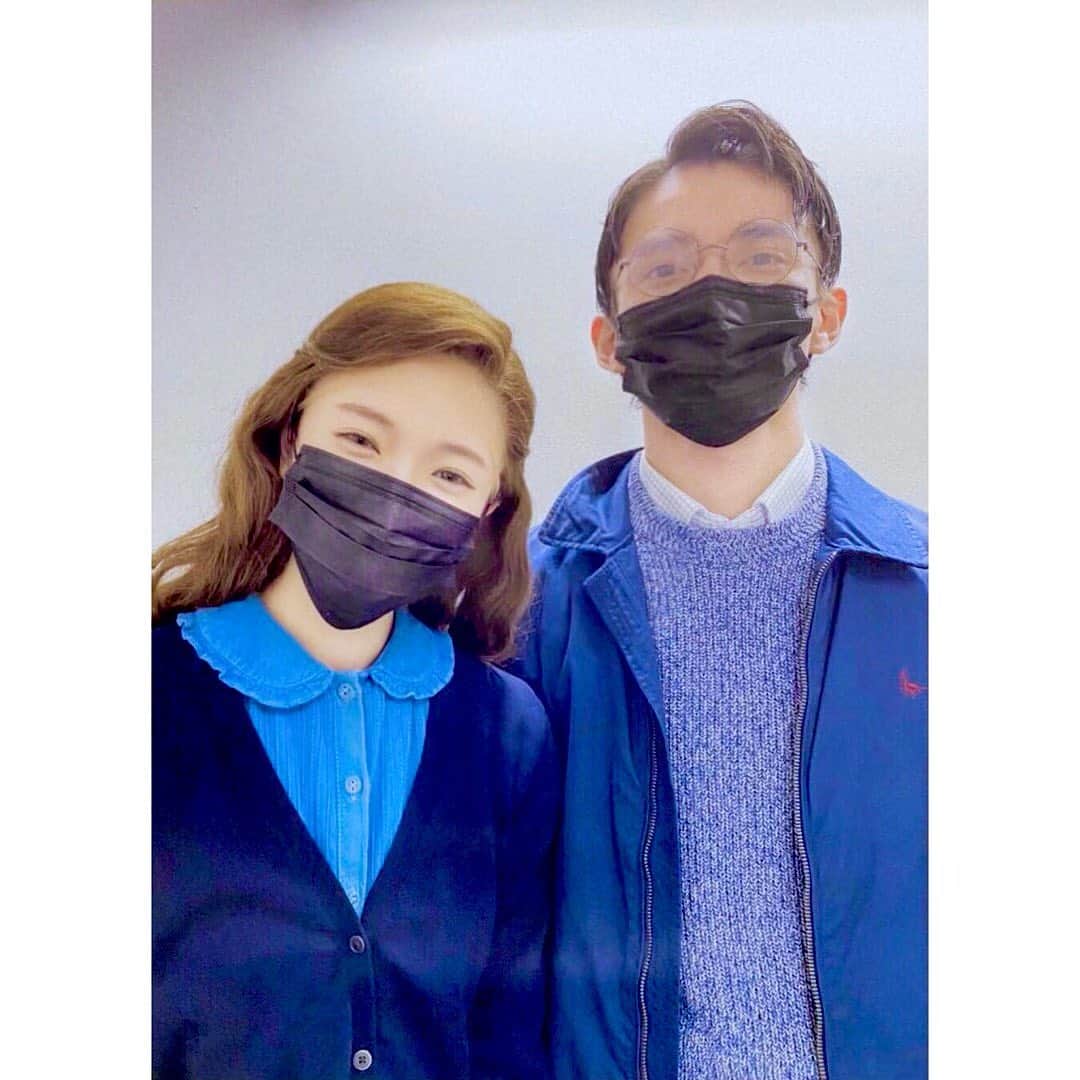 美山加恋のインスタグラム：「#舞台ハリポタ オフショット📷 ハロウィンは終わってしまいましたが、 同じく #ハリーポッター の親ジェームズポッターを演じている #千葉一磨 くんと記念に。  彼もいろんな役を演じていて、劇中様々な場面で出くわす同士のような存在です。  どの役も、彼が舞台に立つととても説得力があるのがすごい。  クールにみえて思考回路はとてもおちゃめな一磨くん。 いつも元気を貰ってます。  ハリポタカンパニーのみんなにどれだけ活力をもらっているか。。 返しきれなくて、どうしよう。😂  (インスタにオフショットを全く載せてなかったからこれからちょっとずつ載せてみますね！笑)」