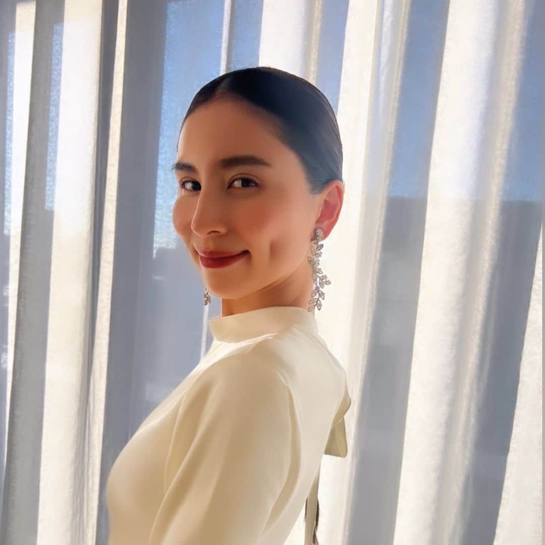ラブリのインスタグラム：「- 温め続けていた挙式を挙げることができました。改めて夫婦を感じることができたこと、そしてこれまでの繋がりや出会いを目で見ることができることなんてもう二度とないんだろうな。コロナ禍もあったし、2歳になったし式するのには体力も気持ちも必要だけど実現させることができてよかった。写真はまた改めて。  〉最高の日を形にしてくれたプランナーの祐子さん　@yukowedding   〉すべての花は　@flowernoritake   〉素敵な装いは　@thetreatdressing & @number5_n5   〉大切な日のヘアメイクもれいちゃん　@rei_fukuoka   〉美味しいフードとドリンクはpathの原くん　@taichihara   〉眺めたいほど美しかったウェディングケーキはごっさん　@yuichi.goto   〉ナイスなヴィーガン和え麺は　@kisshomaru   〉美味しいコーヒーは　@prettythingscoffee   〉空間の音楽を作ってくれた　 TEIさん　@towatei  ヨシローくん　@yoshirotten アラン　@alan_shirahama_official   〉最高の歌を歌ってくれた般若さん　@hannyaofficial  そしてりゅうくん❤︎  出会いが繋がって、 こんなふうに一つになるなんてね specialすぎたねお越しいただいた 皆さまそして家族に本当にありがとう❤︎」