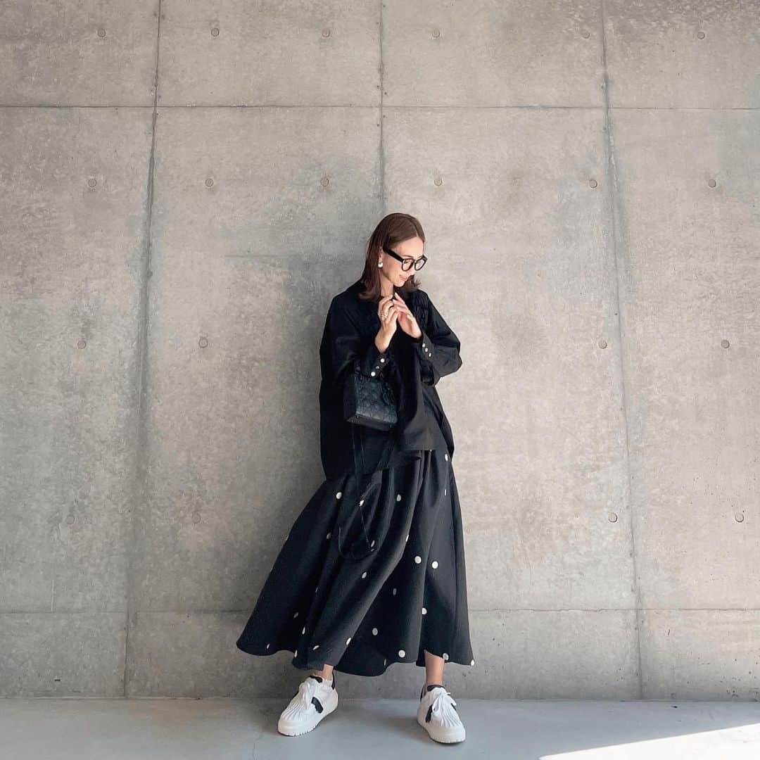 堀江直美さんのインスタグラム写真 - (堀江直美Instagram)「お気に入りのDotの生地を惜しげもなく贅沢に使ったオリジナルスカート♡●♡●♡  スニーカー合わせもオススメです！ @hiand_official   @baybeeonline_ のPOPUPで購入したTopsもお気に入り♡  #HIAND#ハイアンド#dior#ディオール#diorbag#ladydior#レディディオール#スニーカーコーデ#diorshoes#diorsneakers#ママコーデ#伊達めがね#だてめがね#モノトーンコーデ#hnhiand」11月1日 23時04分 - naomiiiiiiiiiiii