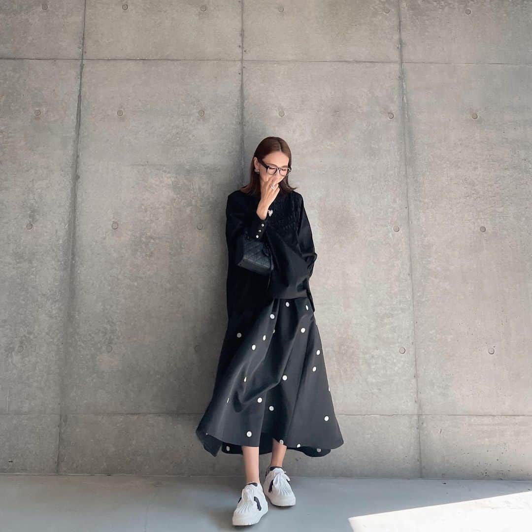 堀江直美さんのインスタグラム写真 - (堀江直美Instagram)「お気に入りのDotの生地を惜しげもなく贅沢に使ったオリジナルスカート♡●♡●♡  スニーカー合わせもオススメです！ @hiand_official   @baybeeonline_ のPOPUPで購入したTopsもお気に入り♡  #HIAND#ハイアンド#dior#ディオール#diorbag#ladydior#レディディオール#スニーカーコーデ#diorshoes#diorsneakers#ママコーデ#伊達めがね#だてめがね#モノトーンコーデ#hnhiand」11月1日 23時04分 - naomiiiiiiiiiiii