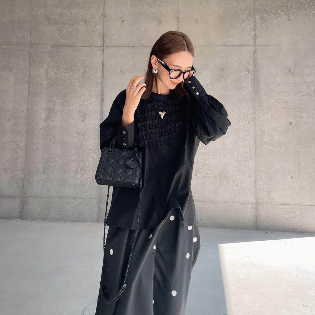 堀江直美さんのインスタグラム写真 - (堀江直美Instagram)「お気に入りのDotの生地を惜しげもなく贅沢に使ったオリジナルスカート♡●♡●♡  スニーカー合わせもオススメです！ @hiand_official   @baybeeonline_ のPOPUPで購入したTopsもお気に入り♡  #HIAND#ハイアンド#dior#ディオール#diorbag#ladydior#レディディオール#スニーカーコーデ#diorshoes#diorsneakers#ママコーデ#伊達めがね#だてめがね#モノトーンコーデ#hnhiand」11月1日 23時04分 - naomiiiiiiiiiiii