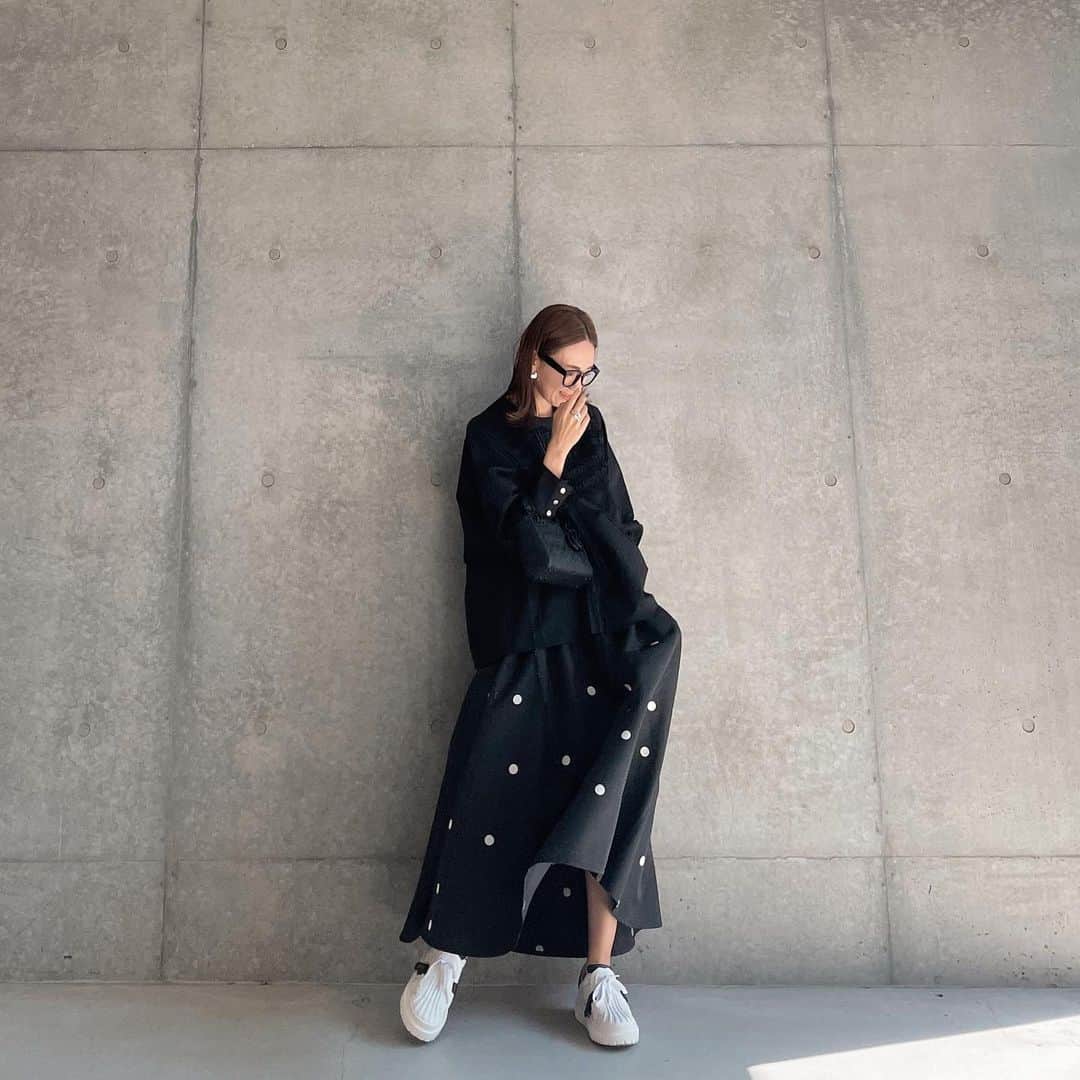 堀江直美さんのインスタグラム写真 - (堀江直美Instagram)「お気に入りのDotの生地を惜しげもなく贅沢に使ったオリジナルスカート♡●♡●♡  スニーカー合わせもオススメです！ @hiand_official   @baybeeonline_ のPOPUPで購入したTopsもお気に入り♡  #HIAND#ハイアンド#dior#ディオール#diorbag#ladydior#レディディオール#スニーカーコーデ#diorshoes#diorsneakers#ママコーデ#伊達めがね#だてめがね#モノトーンコーデ#hnhiand」11月1日 23時04分 - naomiiiiiiiiiiii
