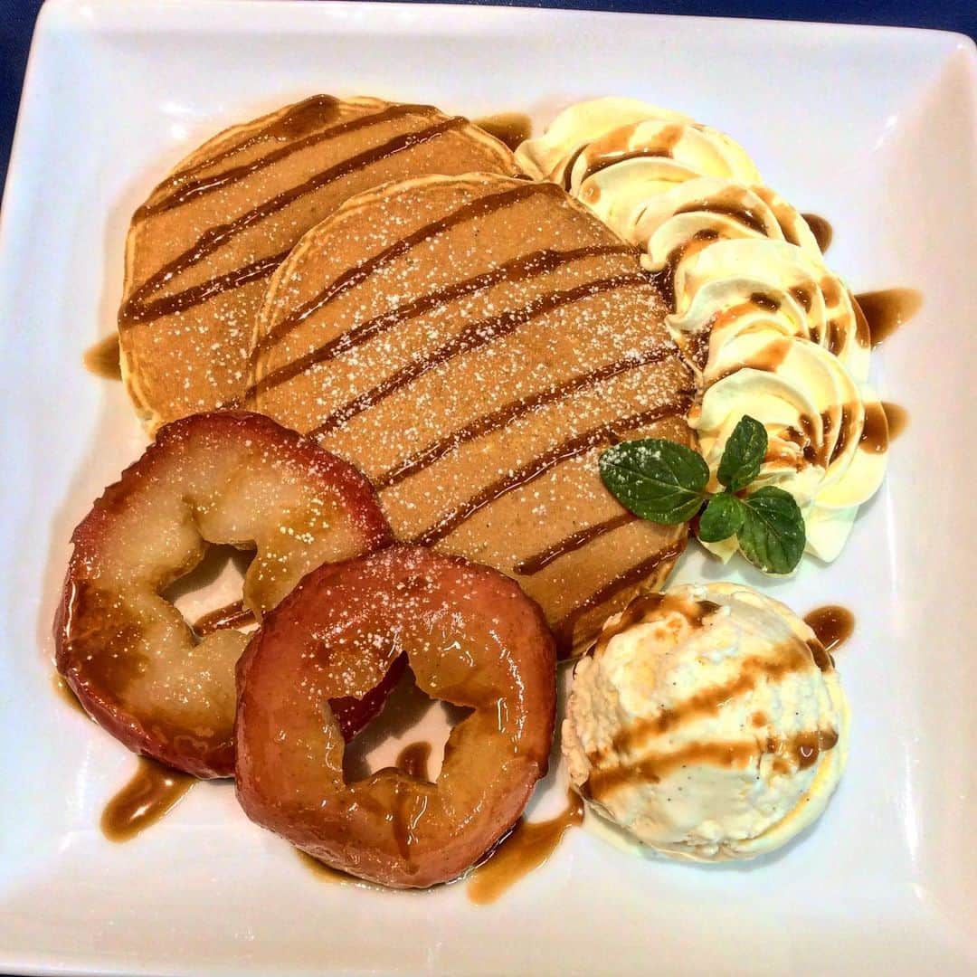 のインスタグラム：「トラムカフェ11月の新メニューは焼きりんごのパンケーキです！🥞🍎 マスカルポーネホイップとバニラアイスを添えてキャラメルソースをかけて仕上げました😊 #池袋スイーツ #池袋カフェ #東京カフェ #パンケーキ #カフェ」