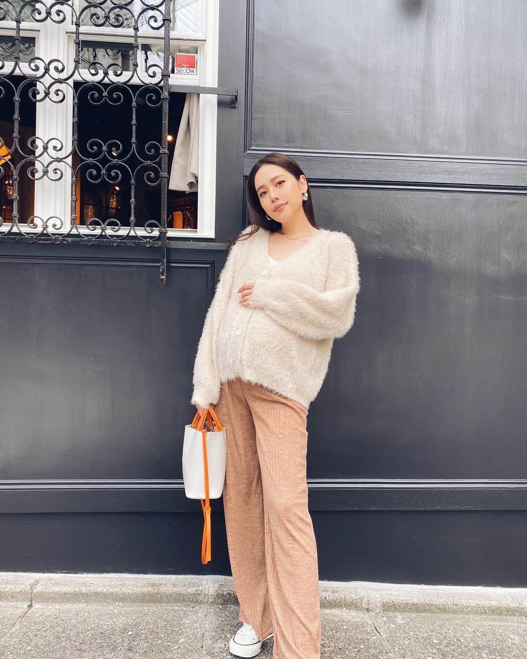 のインスタグラム：「ON ↔︎ OFF @sheinofficial @shein_japan  外出の時はふわふわのカーディガンでお出掛け🕊  お家でも外でも着れちゃう楽ちんセットアップは マタニティだからお腹周りの調整ができます。 M size着用  SHEIN 11.11 Sale is kicking off! \今こそがチャンス/ ✔︎お買い上げ金額1～5,999円まではセール価格より15%OFF、6,000円以上は20%OFFが適用 利用期限：12月末日まで Coupon code：SGFjuri  着用商品ID ・3159371 ・11204547  可愛くて機能的なマタニティウェアが多いのが嬉しい！ クーポンコードを使って お買い物楽しんでね🛍  #SHEINgoodfinds #SHEIN1111sale #SHEINforall #ad #pr」