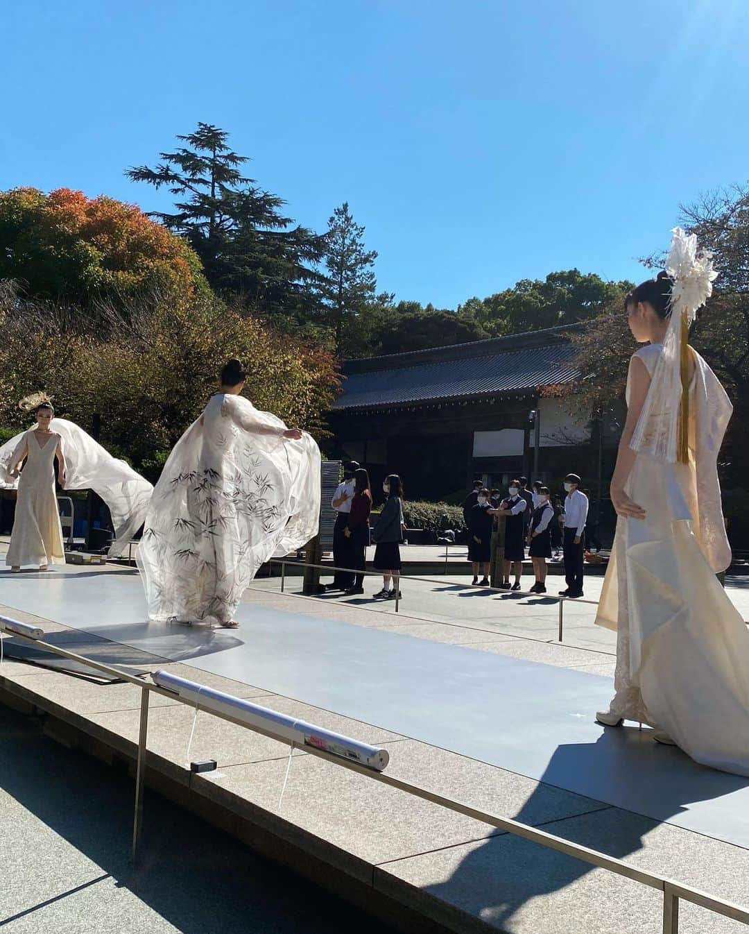桐山マキさんのインスタグラム写真 - (桐山マキInstagram)「. . .  👘BE JAPON KIMONO SHOW👘  2022.10.31 あまてらす　 東京国立博物館 @be.japon 👘  昨日、ハロウィンの日 無事に着物ショーが終わりました♡  こちら身につけております ドレスに1枚の帯で 素晴らしくステキに変身できるという デザイナー栄子先生の解体ステージは観客席からわぁー！と歓声があがっておりました✨  100年以上前の着物と 現代のシルクとの癒合ショー 本当ステキなのです♡  ご来場くださった方々 ありがとうございました♡  今回のショウは 11/4 20:00〜に NHK WORLDにて放送されます！ 是非、ご覧ください📺  #japan #kimono #kimonoshow #bejapon #designer  #eikokobayashi #amaterasu  #dress #japanese  #love #東京国立博物館 #あまてらす #美japon #着物 #着物ドレス #帯 #美しい #👘」11月1日 15時05分 - maki_kiriyama