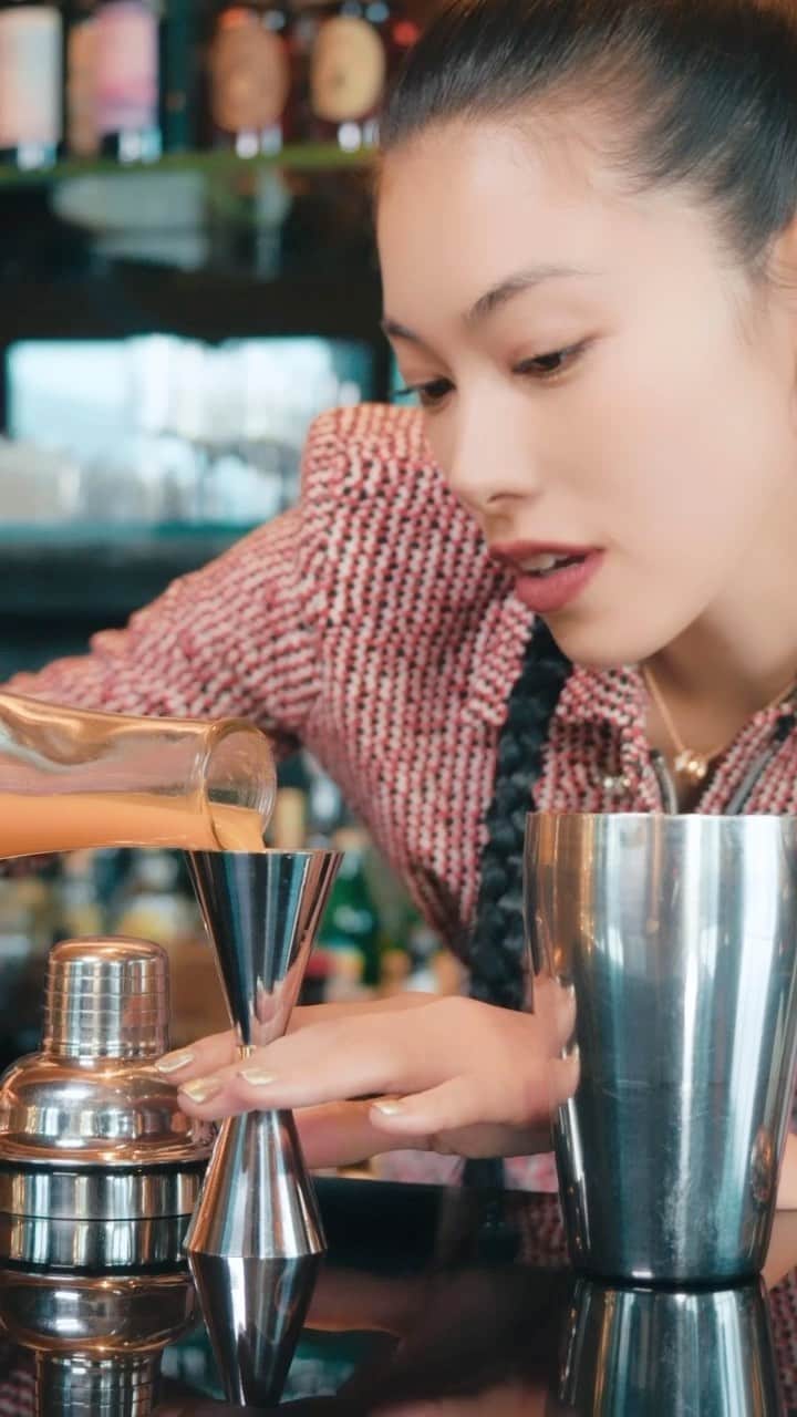 森星のインスタグラム：「Bartender debut! BULGARI Cocktail challenge🍸🤍 @bulgarilucafantintokyo #Tokyobar」