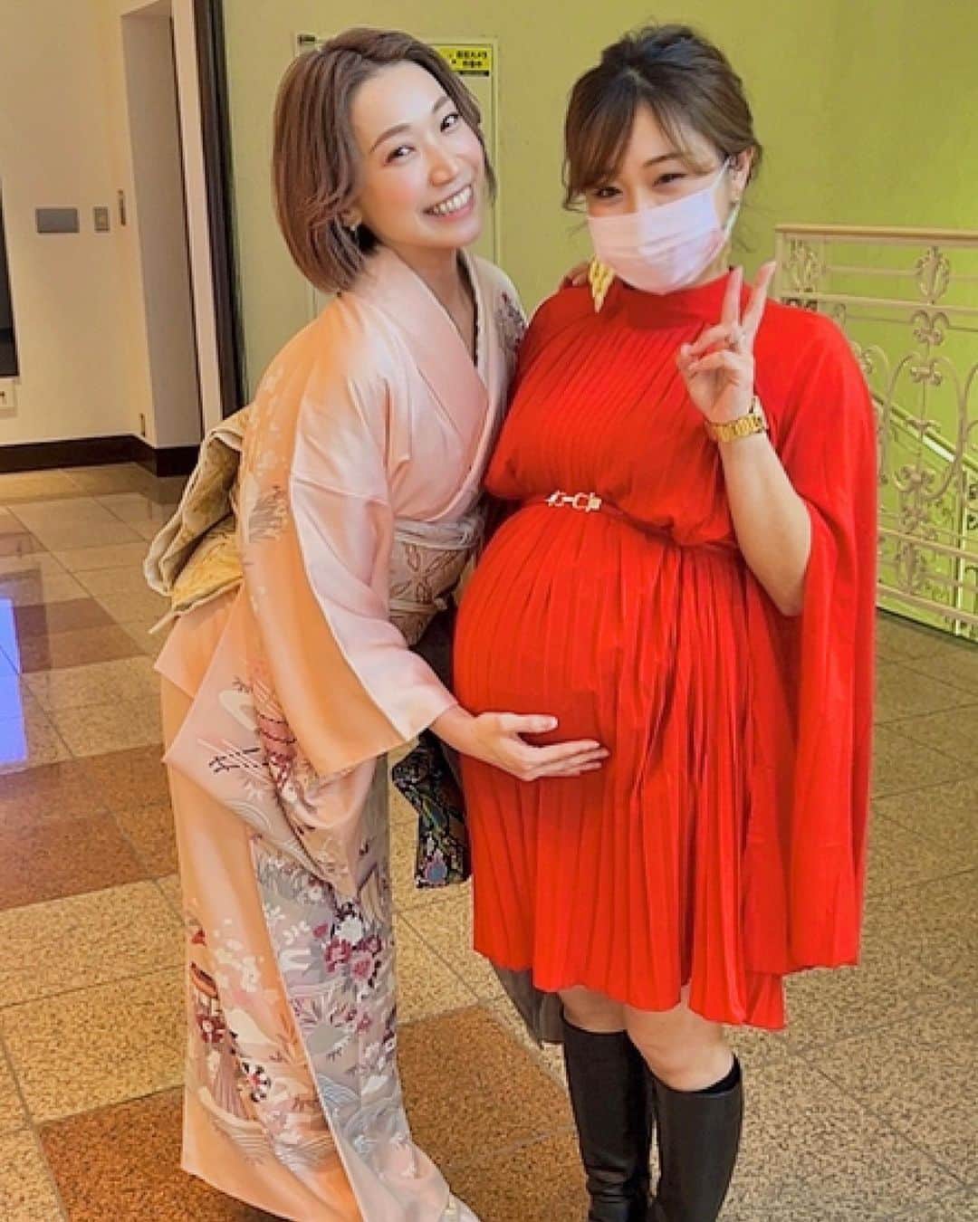 夏目麻央のインスタグラム：「先週はなんだかんだとバタバタ続きで何かを始めたいのに何も始まらない今日。  そして逢えなくてようやくしみる好きという気持ち← 久々に会ったらお腹からのエネルギーがすごすぎて感動。 @ch__co   土用なのに動きまくりだけど良い動きでしたにじゅうまるー  無事に産まれてきてね👶🏻👶🏻👶🏻  BRUNOさんもチャーミングで素敵だった〜🎤  #friends  #brunomars #kimonostyle」