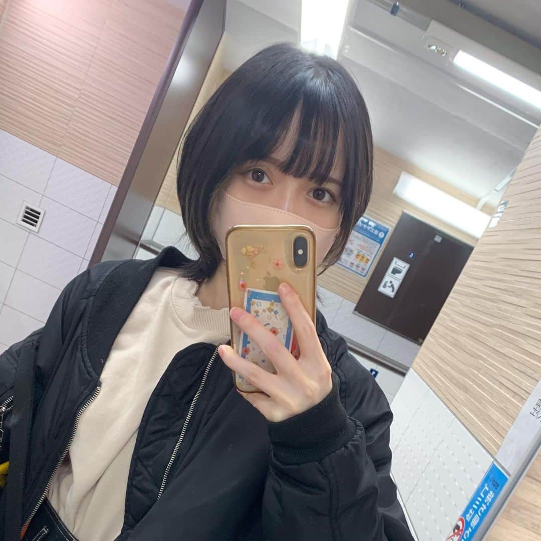 のインスタグラム：「ノーマルカメラ盛れたね  #どこのトイレでしょうか」