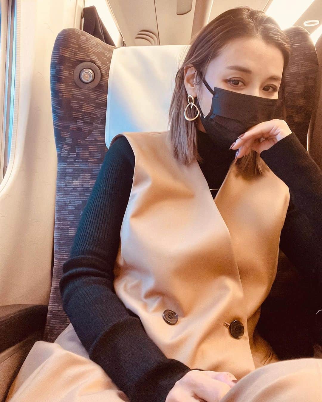 鈴木紗理奈のインスタグラム：「ゴゴスマ終え、早く帰りたくて いつもより早い新幹線に飛び乗りっ  今日の晩御飯は何にしようかなーー  待ってくれてる人がいる家に帰る幸せ。  #紗理奈流styling ジルセットアップ　@uncrave_official」