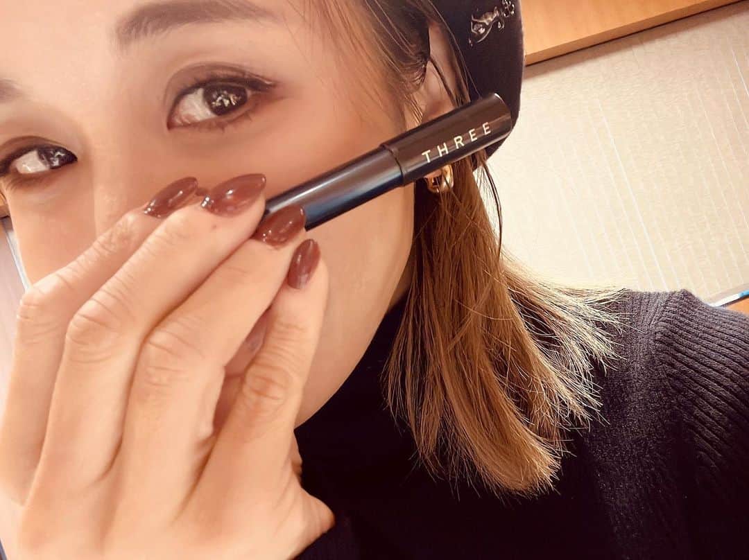 鈴木紗理奈のインスタグラム：「THREE @threecosmetics  から新発売する HOLIDAY MAKEUP COLLECTION「PUSH THE SKY AWAY」から限定で明日発売されるアイラインシャドウが凄くいい❤️  リキッドだけどパウダーシャドウに早替わり、ナチュラルだけど華やかな印象になるのが最高 シャドウパレットよりコンパクトで持ち運びにもストレスフリー  今シーズンのヘビロテ  #threecosmetics #pr #THREE #ブリンクウィンクアイ」