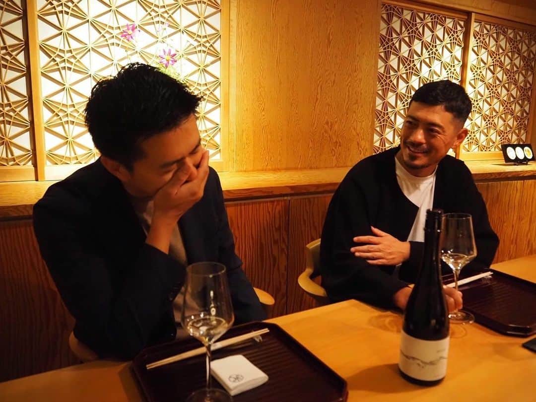 鈴木啓太さんのインスタグラム写真 - (鈴木啓太Instagram)「日本酒『mine』  優しい表情の裏には、情熱溢れる熱い心の持ち主。  安曇野ミネラルウォーターの新井社長が新たなチャレンジとして、日本酒「mine」を手掛けられました。  なんとミネラルウォーターで造っているそうです。  いろいろなお話をする中、胆力や底力を感じる方で、同じ経営者として学ぶところが多いです。 僭越ですが、これからも応援させていただきます！  @mine_amw #mine #日本酒 #お酒 #安曇野ミネラルウォーター #pr」11月1日 17時02分 - keita.suzuki.official