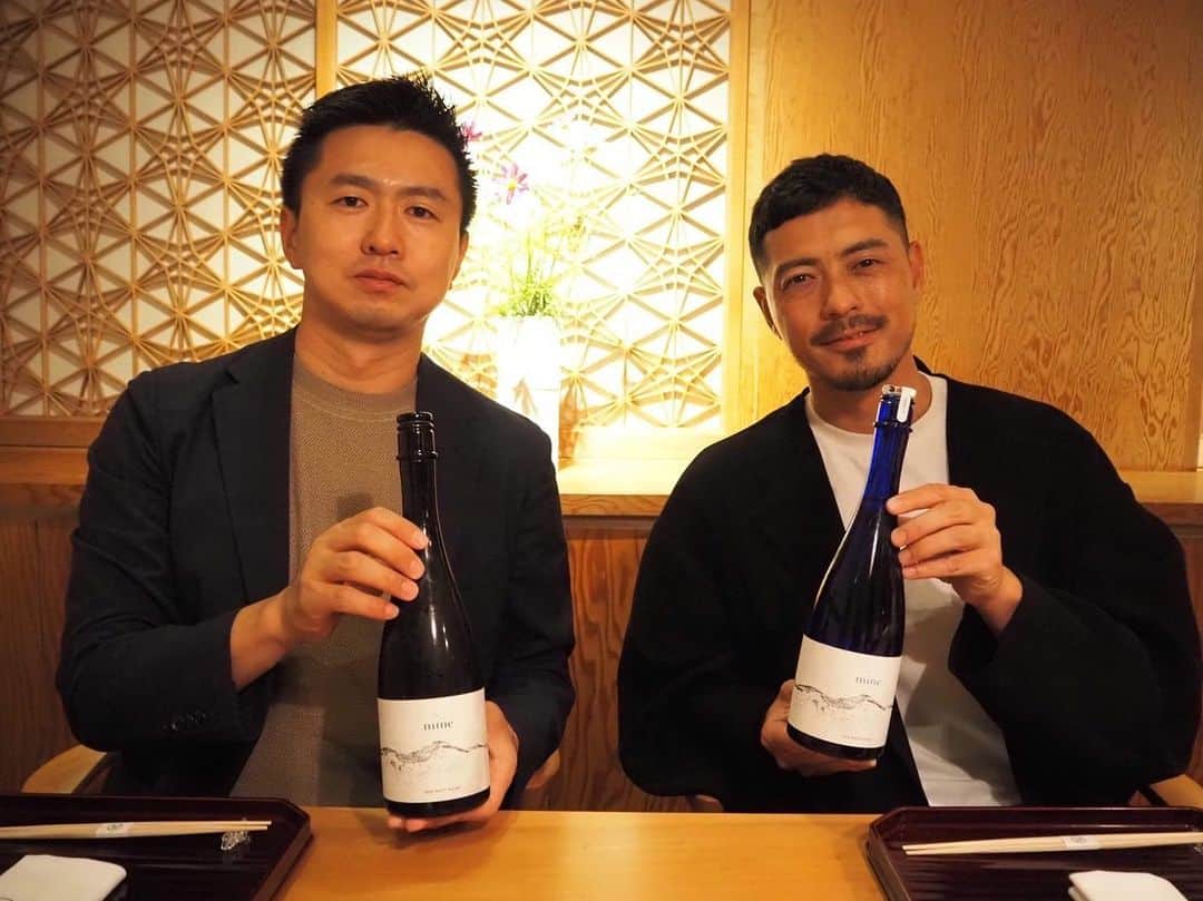 のインスタグラム：「日本酒『mine』  優しい表情の裏には、情熱溢れる熱い心の持ち主。  安曇野ミネラルウォーターの新井社長が新たなチャレンジとして、日本酒「mine」を手掛けられました。  なんとミネラルウォーターで造っているそうです。  いろいろなお話をする中、胆力や底力を感じる方で、同じ経営者として学ぶところが多いです。 僭越ですが、これからも応援させていただきます！  @mine_amw #mine #日本酒 #お酒 #安曇野ミネラルウォーター #pr」