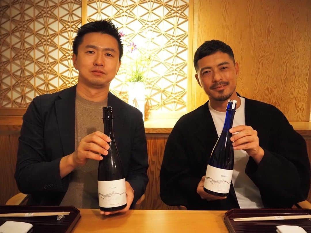 鈴木啓太のインスタグラム：「日本酒『mine』  優しい表情の裏には、情熱溢れる熱い心の持ち主。  安曇野ミネラルウォーターの新井社長が新たなチャレンジとして、日本酒「mine」を手掛けられました。  なんとミネラルウォーターで造っているそうです。  いろいろなお話をする中、胆力や底力を感じる方で、同じ経営者として学ぶところが多いです。 僭越ですが、これからも応援させていただきます！  @mine_amw #mine #日本酒 #お酒 #安曇野ミネラルウォーター #pr」