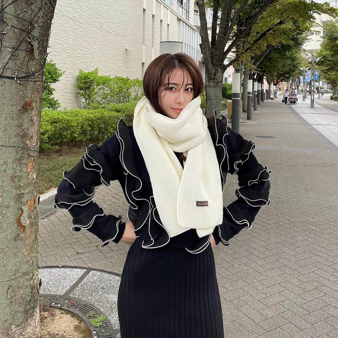 藤田麻里のインスタグラム：「ファッションプラザ パシオス様 （ @paseos_official ）と まりまーりコラボ商品👏🏻✨   これからの季節にぴったりの キルティングとニットのアイテム！   やさしい色合いのナチュラルカラーなので どんなコーデにも合わせやすい🌈 ふんわりタッチの肌触りに癒されます♡   プチプラなので色違いで持って頂いても🙆🏻‍♀️ 現在パシオス店舗にて発売中です！     【アイテムの一例】  ▪️波型フリンジ付きキルティングマフラー 価格1190円(税込1309円) カラー展開：ベージュ・ブラウン・グレー SKU：33-581-806-61・62・63   ▪️キルティング差し込みマフラー 価格1190円(税込1309円) カラー展開：ベージュ・ブラウン・グレー SKU：33-581-807-21・22・23   ▪️リブニットマフラー 価格1590円(税込1749円) カラー展開：オフ・ベージュ・カーキ SKU：33-581-808-61・62・63   ▪️シンプルポンチョ 価格1790円(税込1969円) カラー展開：ベージュ・ブラウン・グレー SKU：33-581-809-01・02・03    その他アイテムも展開中🫶🏻  【お得なお知らせ】 11/2(水)～11/6(日)の期間に限り２割引きで販売！ また、靴下でもコラボ企画商品を展開中！ もちろん靴下も２割引きです🧦  ぜひ、お店でチェックしてみてください❤️‍🔥」