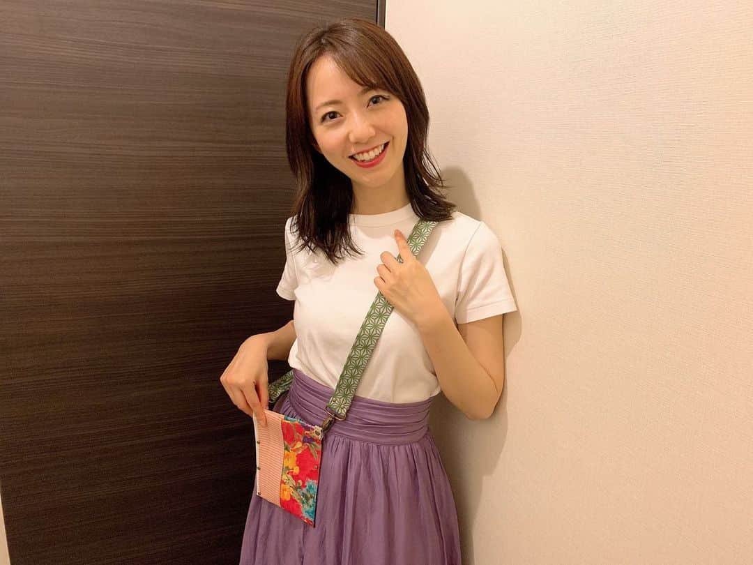 フジテレビアナウンサーのインスタグラム：「内田嶺衣奈です。  畳のヘリを使って、バッグを作ってきました！ 最近は、畳のヘリがこんなにもカラフルで、様々な種類がある事に驚きました👀  沢山の柄の中から自分好みの組み合わせを見つける作業に夢中になっていると、あっという間に時間が経っていました😊✨  カラフルなバッグを持つと元気をもらえますね🎨！  #体感サステナWAVE #楽しくアクションSDGs  #SDGs #畳のヘリ #アップサイクル #TVer  #配信」
