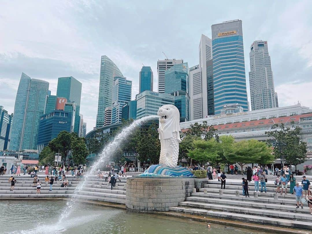 鈴木ちなみのインスタグラム：「🦁💦🌈  やっと見に行ってきました❣️ シンガポールのマーライオン🇸🇬 以前旅行で来た時にはもちろん見ましたが 今回移住してからははじまして✨  沢山の人で賑わっていましたー✌🏻💗  #singapore  #merlion  #シンガポール #マーライオン #海外旅行」