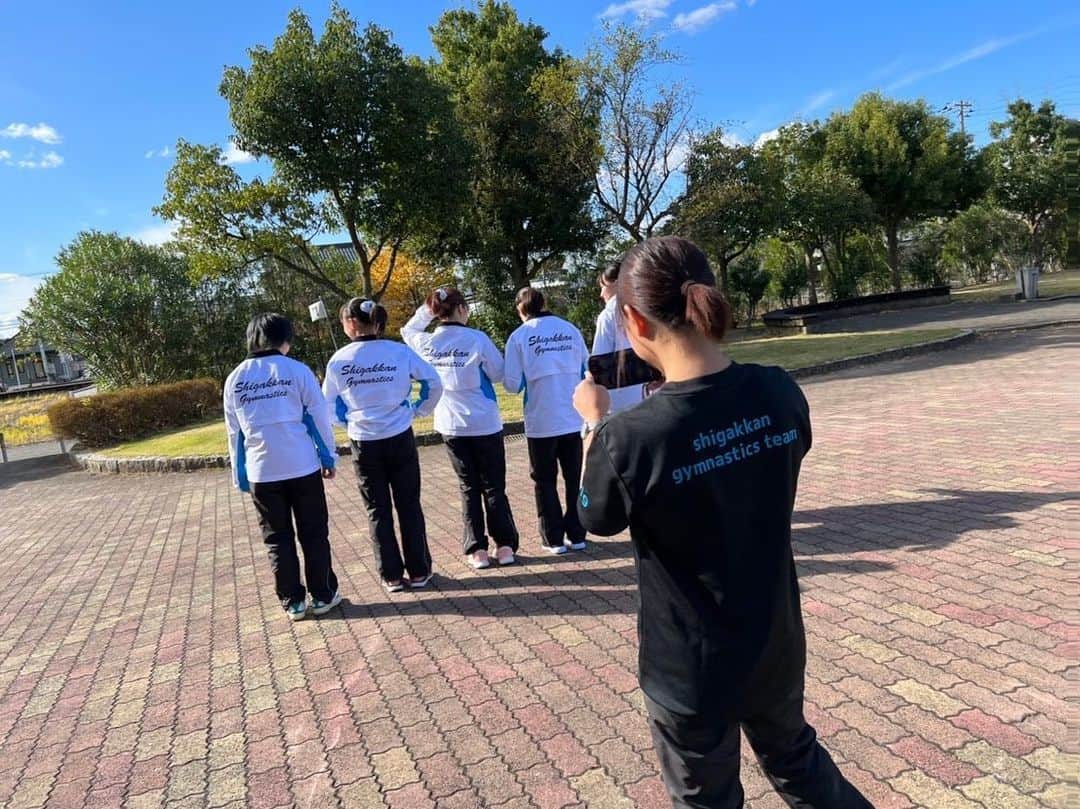寺本明日香のインスタグラム：「10月29日～30日 鯖江市総合体育館にて 第52回東海北信越学生新人戦体操競技選手権大会 セノーチャレンジカップ第1回特別記念大会 が行われました。  9月に至学館の体操競技部の女子の選手達を見始めてから 約2ヶ月間 彼女達なりにトレーニングをとても頑張ってくれました。  今大会は挑戦できる試合でもあります。 挑戦できる所は挑戦してみたり まとめるところはまとめたり それぞれ少しずつ目的や良い意識を持った体操になってきたなと感じます。  私の監督デビュー戦としては 意外と緊張もなく落ち着いた試合運びで 楽しく試合ができました。  まだまだ課題などはたくさんなので 引き続き至学館大学体操競技部の 応援もよろしくお願いします。  #至学館大学体操競技部」
