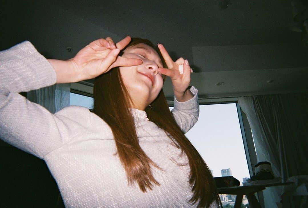 ひよんのインスタグラム：「📸  写ルンですっていいね❤️‍🔥 ひっさしぶりに写真屋さんいった🤣  #写ルンです #インスタントカメラ #ひよん」