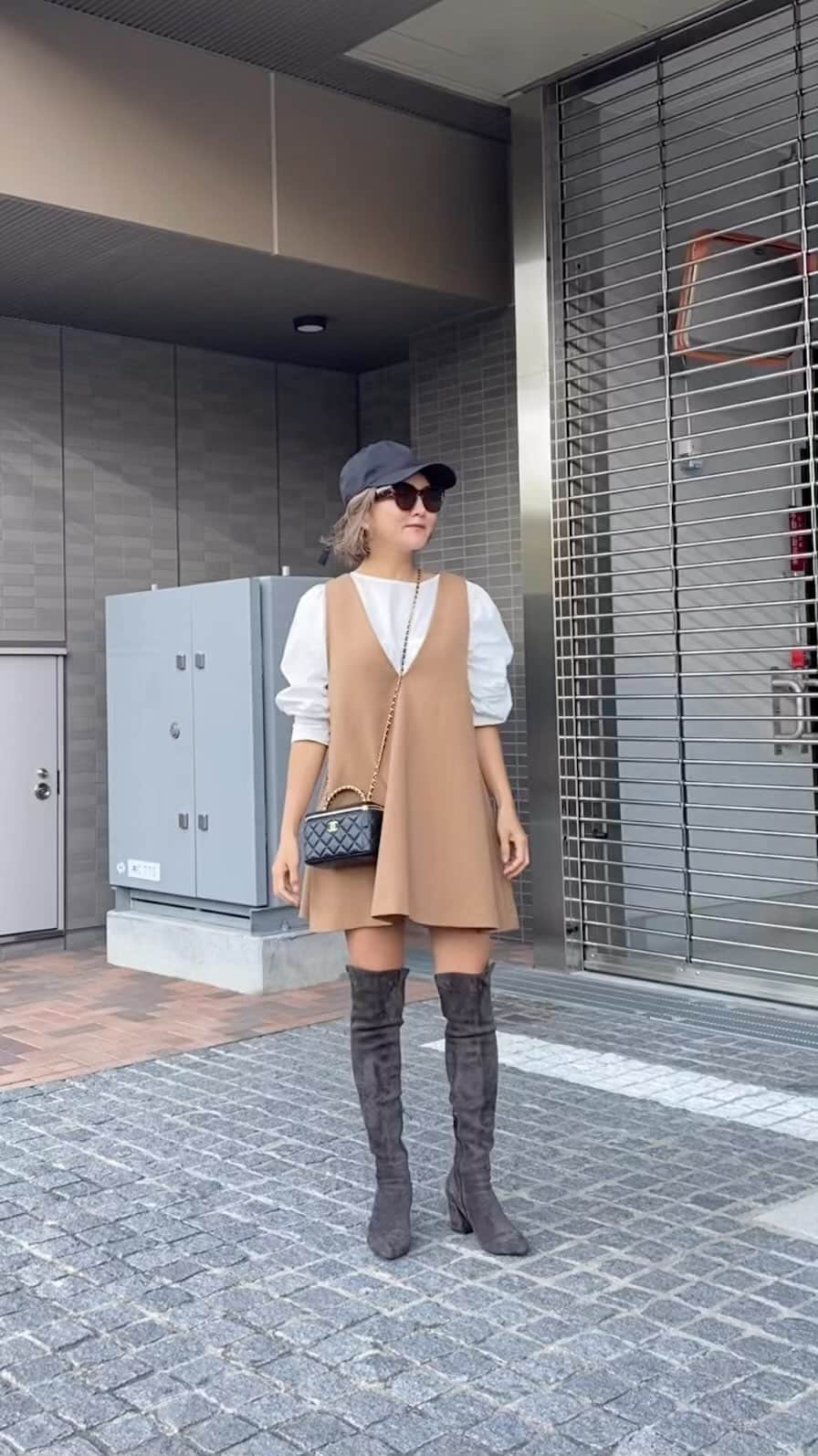 mimimimiyoのインスタグラム：「スチャダラって大好きなの  楽ちんワンピースの日 このブーツ買ったまま履いてなかったけど、めちゃ楽でたくさん歩ける 色違いもほしい！  ワンピース#lounie  ブーツ#birthdaybash  バッグ#chanel」