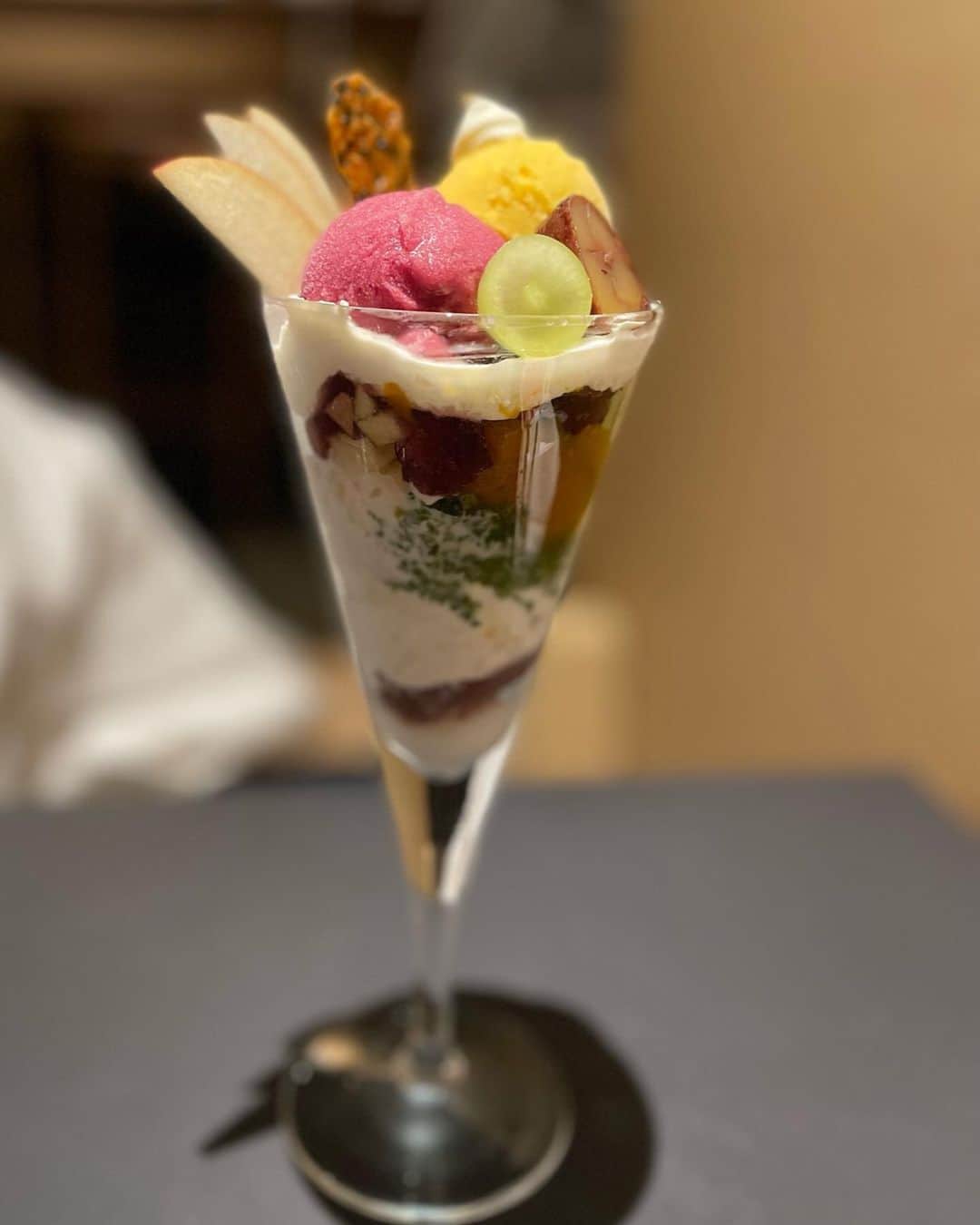 白戸ゆめのさんのインスタグラム写真 - (白戸ゆめのInstagram)「❄️ . in HOKKAIDO 北海道のおもいでパート1🐥 . 人生初のすすきの🍺 お寿司もおいしかったし🍣 夜パフェも美味でした✨ ただ、2時間以上並んで食べられたの深夜1時過ぎ😂 流石に食べる頃にはくたびれました笑 ヒートテック見えてる、、、🙈 . #北海道グルメ #すすきの #ちょこっと寿司  #夜パフェ #パフェ珈琲酒佐藤」11月1日 23時27分 - yumeno.s_