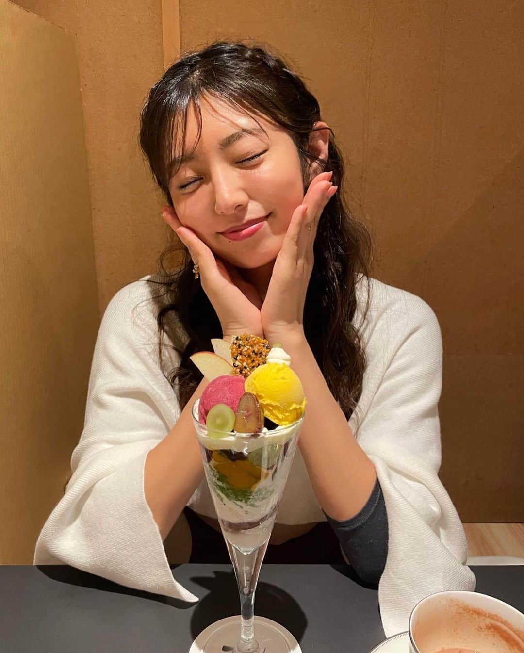 白戸ゆめのさんのインスタグラム写真 - (白戸ゆめのInstagram)「❄️ . in HOKKAIDO 北海道のおもいでパート1🐥 . 人生初のすすきの🍺 お寿司もおいしかったし🍣 夜パフェも美味でした✨ ただ、2時間以上並んで食べられたの深夜1時過ぎ😂 流石に食べる頃にはくたびれました笑 ヒートテック見えてる、、、🙈 . #北海道グルメ #すすきの #ちょこっと寿司  #夜パフェ #パフェ珈琲酒佐藤」11月1日 23時27分 - yumeno.s_