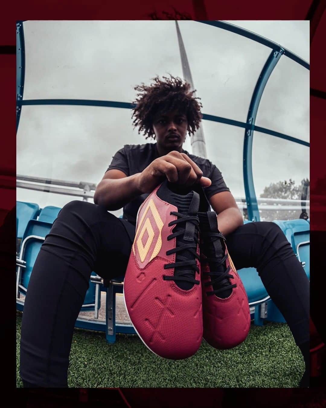 UMBROのインスタグラム：「I PLAY WITH TIME ⏱.  D3O Zero® deadens the ball for a perfect first touch.  Tocco 2. Rhubarb/Amber Gold/Black. Out 04.11.22.  #umbro #tocco #football #thisisourgame」