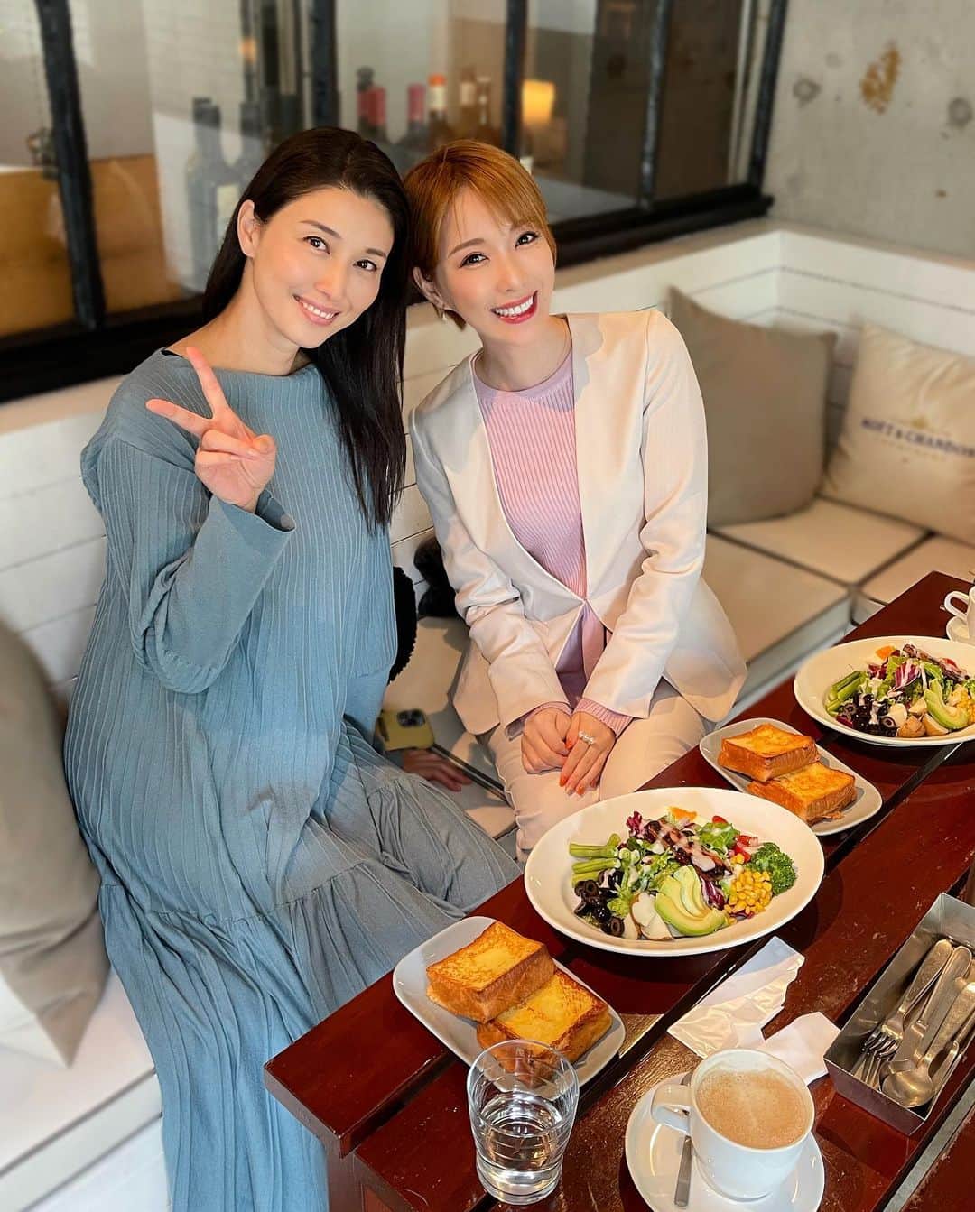 瀬戸早妃のインスタグラム：「久々にマナミに会えて嬉しかったから投稿２つにわけちゃった🥰❤️ @manami84808   2人とも10代の頃からグラビアやドラマを経験して… 楽しい時も大変な時もお互い高め合って、 今はこんなに大人になりました❣️笑  私はアパレル会社の運営を、マナミは益々芸能界でのご活躍を…☺️ それぞれちがう道に進んでも、マナミの頑張りっぷりにいつも元気もらっています❤️  これからも同じ東北出身同士、健康に気をつけてずーっと元気で笑っていようね🥹✨  #橋本マナミ #東北出身 #働く女性 #益々美しい人」
