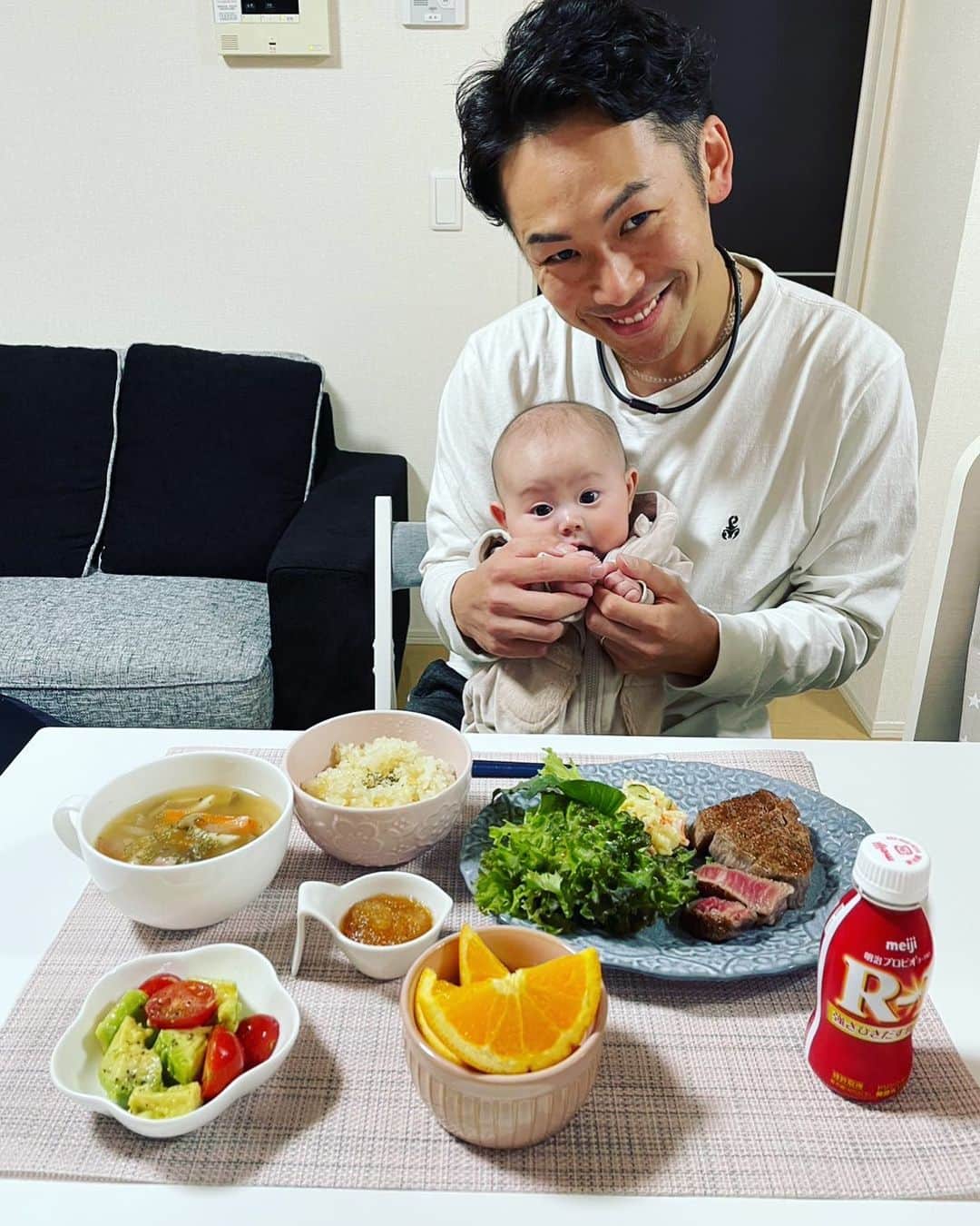 嘉村健士のインスタグラム：「先日、コロナに感染して風邪ではないなと。症状も熱が４日下がらず、大変でした…  話は変わりますが、今日は親から佐賀牛のヒレステーキが送られてきたので豪華に👍 佐賀出身なのでたまには佐賀の美味しい食べ物と一緒に‼️ 他にも海鮮とかもめちゃくちゃ美味しいので是非佐賀に遊びに行ってください👍  引き続き感染対策しながら、栄養もしっかり摂って元気に頑張ろうと思います！  今月5日から富山県高岡市でSJリーグが始まります！ ヨネックスチーム皆で頑張りますので応援よろしくお願いします。  #佐賀県 #唐津市出身 #佐賀牛 #澪ちゃん3ヶ月」