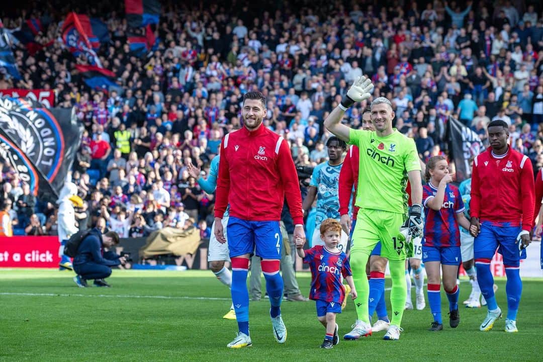 ジョエル・ワードのインスタグラム：「The perfect Birthday weekend.. A special moment walking out at Selhurst with my boy, topped off with +3 points ❤️」