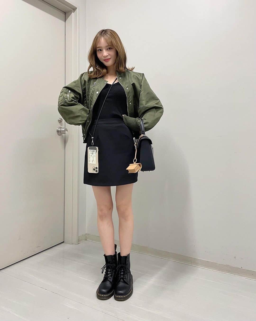 神部美咲のインスタグラム：「プライベートミニ😎🖤  （むくみケアのためあざができてますが お気になさらず。）」