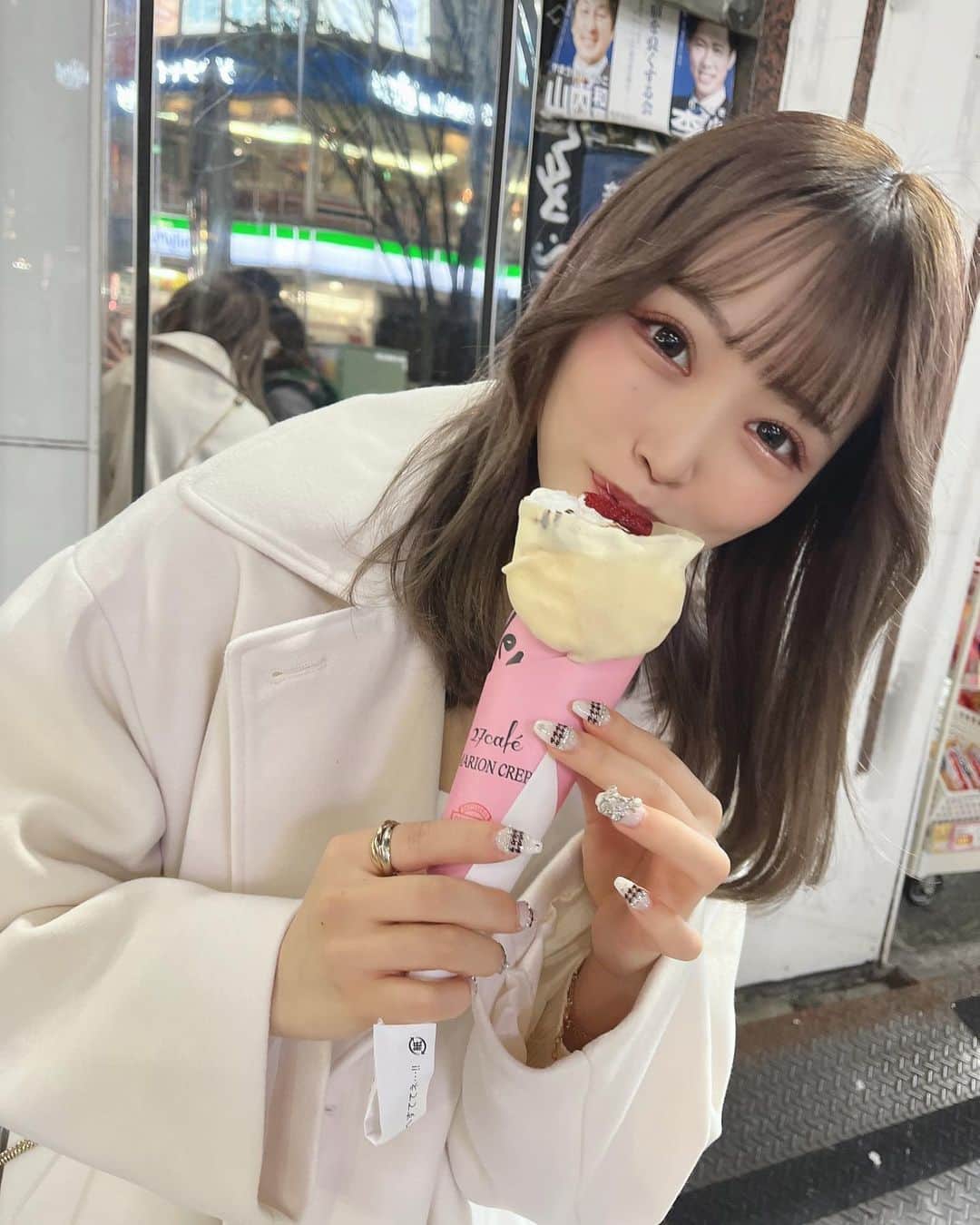 鳥海絢菜のインスタグラム：「・ 寒くてもアイス入りのクレープ🍨🤍 最後まで食べきれたことないけど！ ・ ・ ・ ・ ・ ・ #クレープ　#スイーツ #新宿 #韓国 #コート #selfie #selca #idol #foodstagram #food #アイドル #sweet #sweets」