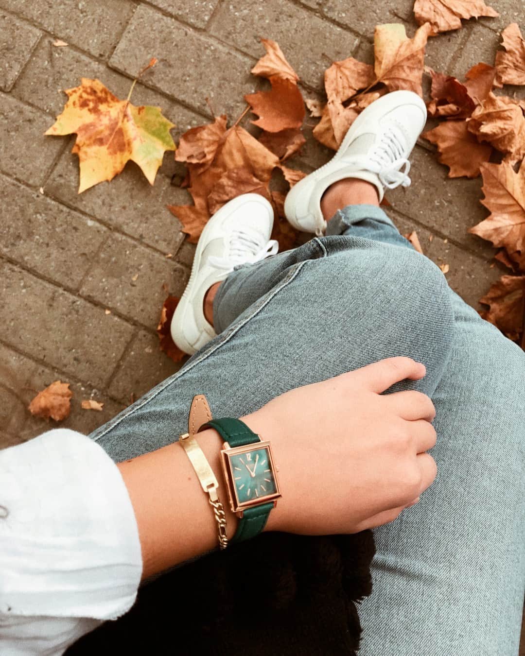 Henry London Official page of Britishさんのインスタグラム写真 - (Henry London Official page of BritishInstagram)「Your Autumn outfit- sorted!​​​​​​​​ (Leaves not included 🍂🍁)」11月1日 19時15分 - henrywatches