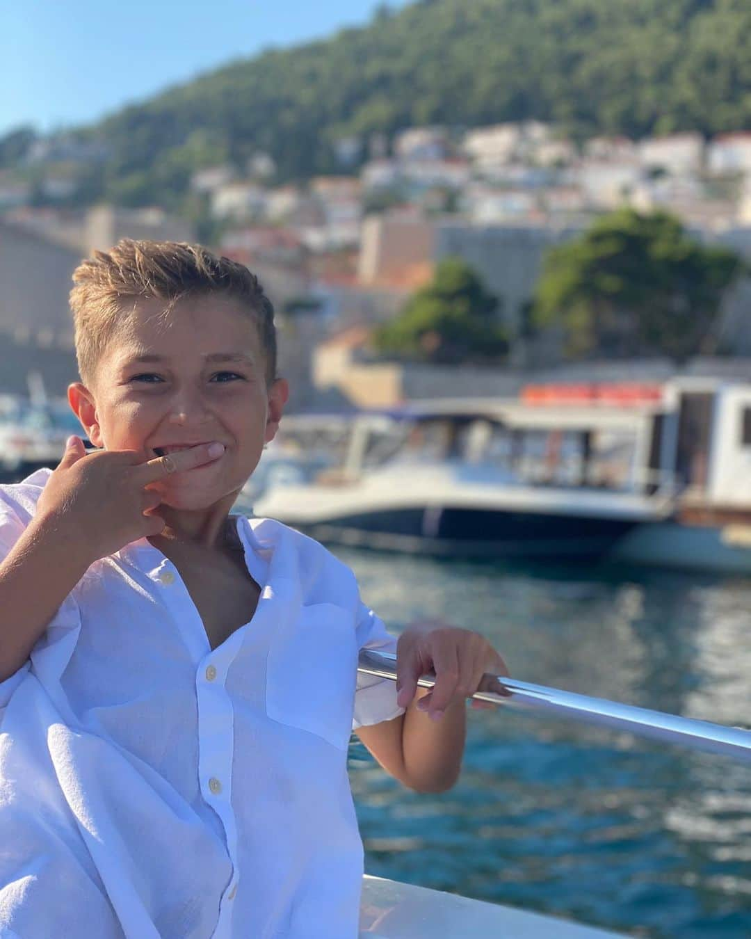 ミル・ジェディナクのインスタグラム：「Happy 11th Birthday to this Wonderful Kid! 🥳🎉 Stop growing up so quick!  Have a great day superstar. 💙」