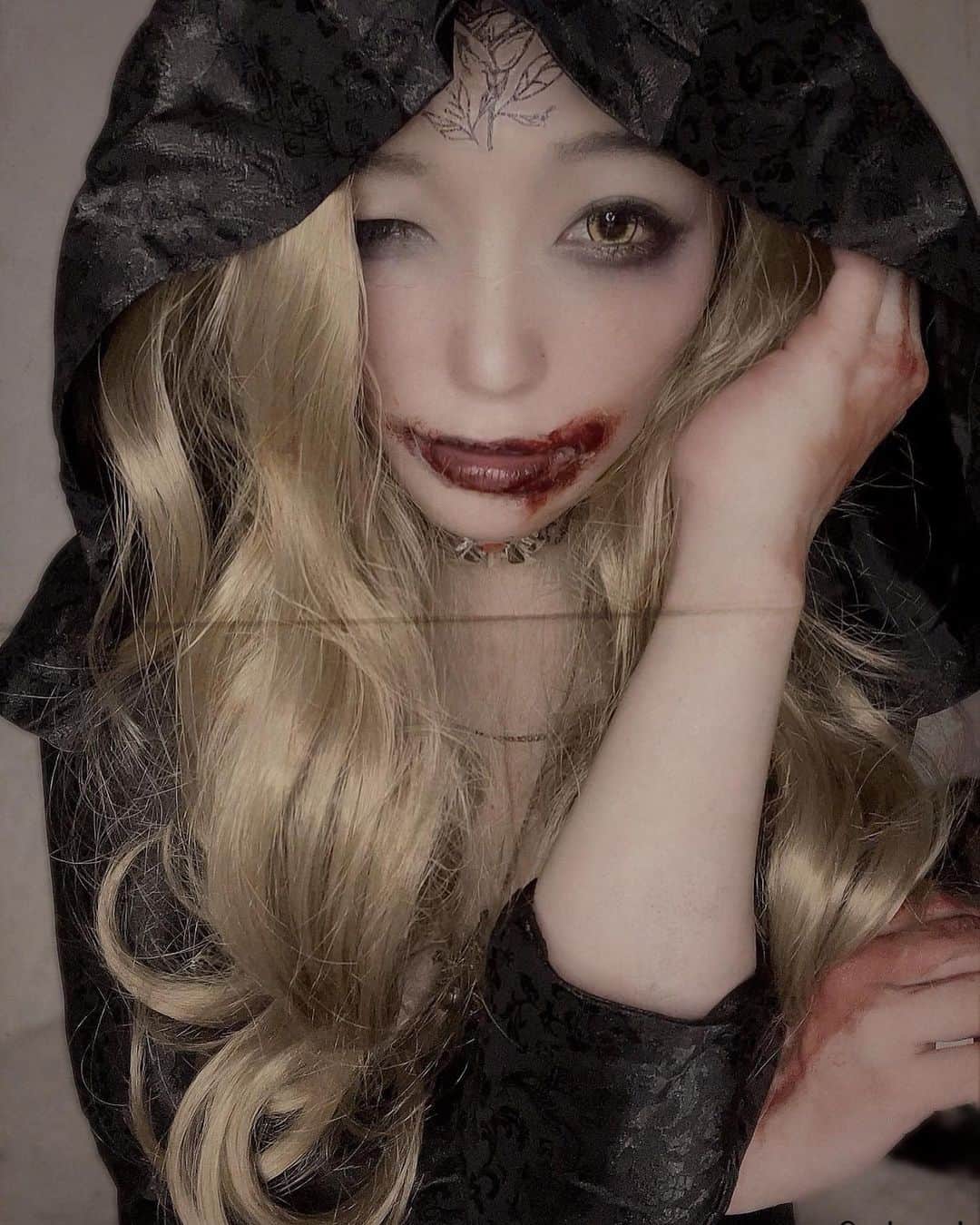 南梨央奈のインスタグラム：「今年のハロウィンもありがとうございました♡    #ドミトレスク三姉妹  #バイオハザードヴィレッジ   #ハロウィンコスプレ   #AV女優  #halloween」