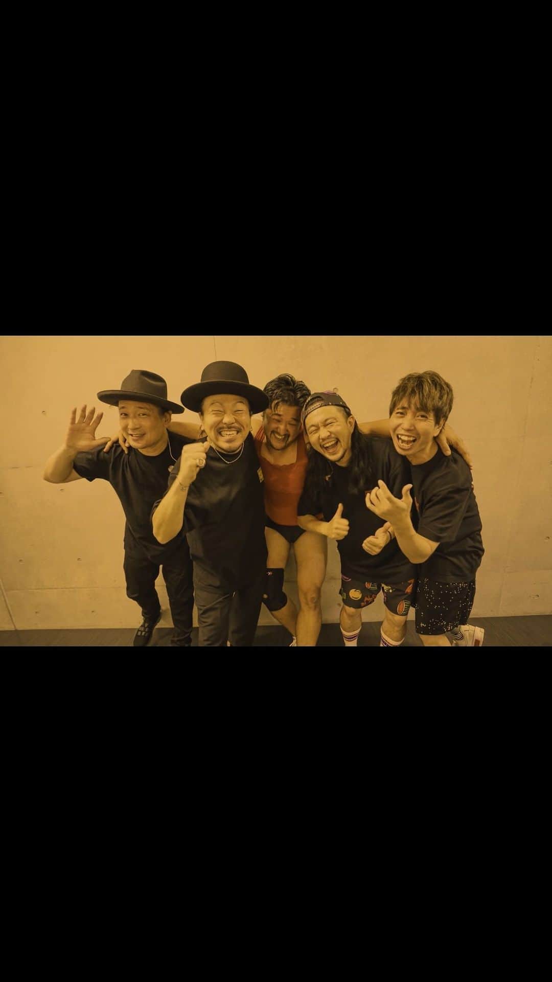 のインスタグラム：「etc.wokers 『中年』  “MONGOL800-etc.works-TOUR 2022”  日本全国をこのメンバーで周り、沢山の経験と大切な思い出ができました。  この感謝の気持ちをモンパチの2人に送ろうと、etc.wokers5人で書いた曲です。  中年たちの青春をご覧ください。  etc.wokersは一生青春！！！！！  📸 by @saru_0305   配信リンク https://linkco.re/6eVdtB4q  #etcworkers  #エトセトラワーカズ #中年 #MONGOL800  #モンパチ」