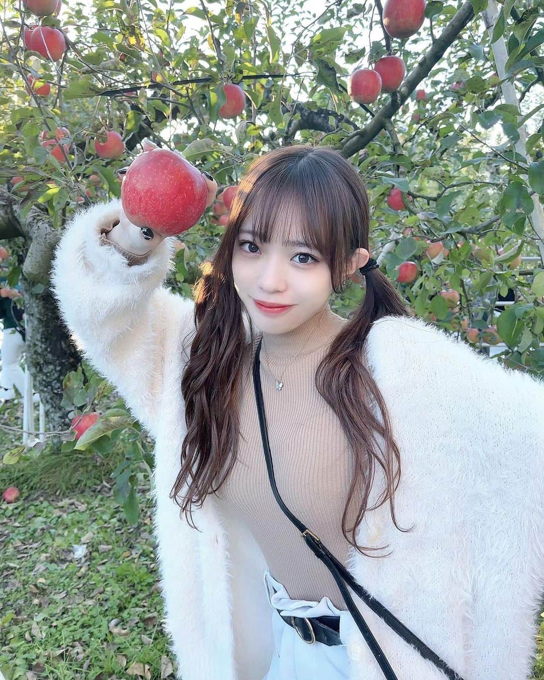 KissBeeさんのインスタグラム写真 - (KissBeeInstagram)「りんご狩りで1個しか食べれなかった🥵」11月1日 19時44分 - rena_happy_4