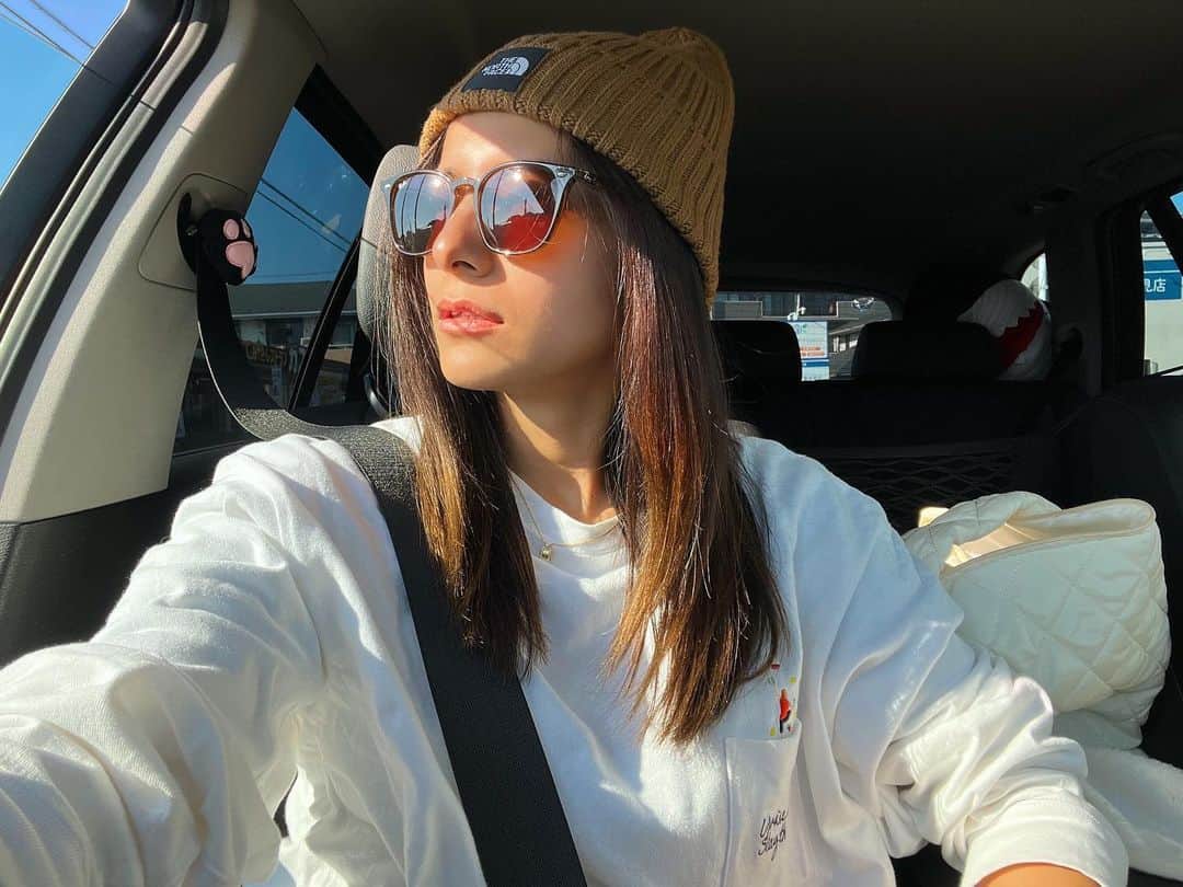 佐野千晃のインスタグラム：「お天気だけど寒くなってきたなぁ〜  もう11月だし冬が近づいてきちゃったね〜  今年のうちにやれることやっておこう！  #natural #healthy #good #gilrs #gilr #cool #cute #ooted #selfie #self #face #スポーツ女子 #スポーツ #ハワイ #笑顔 #ひまわり#車 #ドライブ #ニット帽 #サングラス #海外」