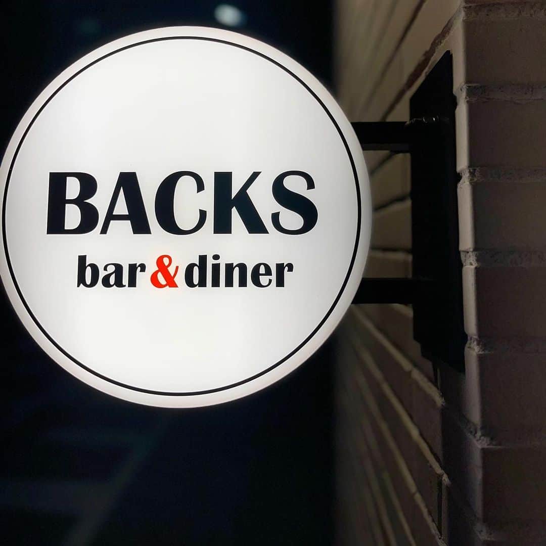 雲母翔太さんのインスタグラム写真 - (雲母翔太Instagram)「【ご報告】  改めまして、ご存知の方もいらっしゃると思いますが、このたび渋谷神泉町にて  「BACKS bar&diner」を開店する運びと相成りました。   @backs_bar_sinsen   "自分のお店を持つ"こと これは自身が叶えたかった、大きな夢の1つでもあり、この度、 念願叶い、その夢を叶える為のスタートラインに立つことができました。  これもひとえに皆様方のご愛顧の賜物と感謝いたしております。   この場所がたくさんの方の心に残るような 楽しさを創造し、人と人を繋ぐコミニティ、エンターテイメント空間になれば幸いです。  今後も引き続き、俳優・タレント、 そして店舗オーナーとして、皆様のご期待にそえますよう日々精進する所存でございますので、何卒ご愛顧賜りますようお願い申し上げます。  BACKS bar&diner 雲母翔太」11月1日 20時12分 - syota_kira